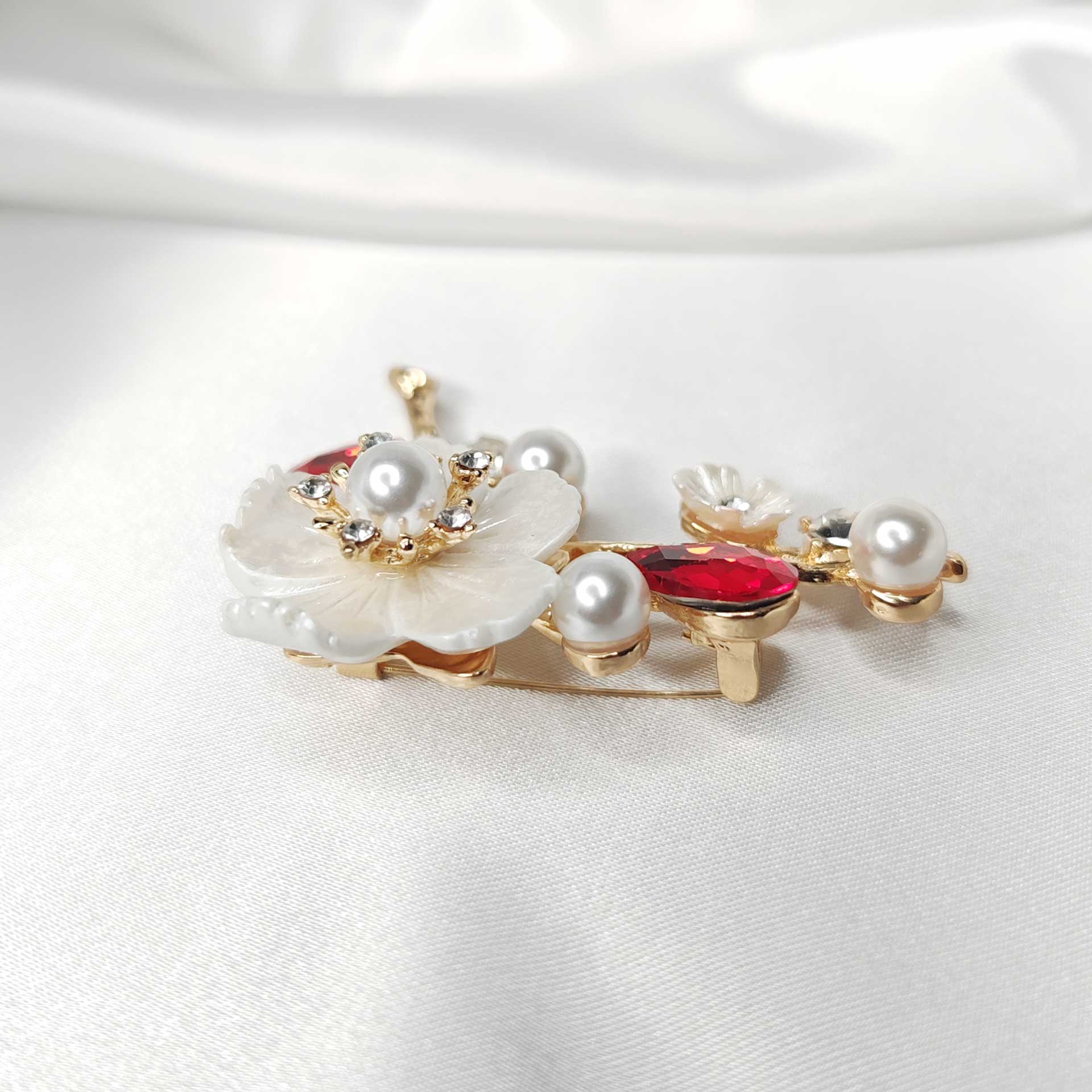 Photo 5 de la Broche fleur de cerisier Sakura sur une branche dorée ornée de perles et cristaux rouges