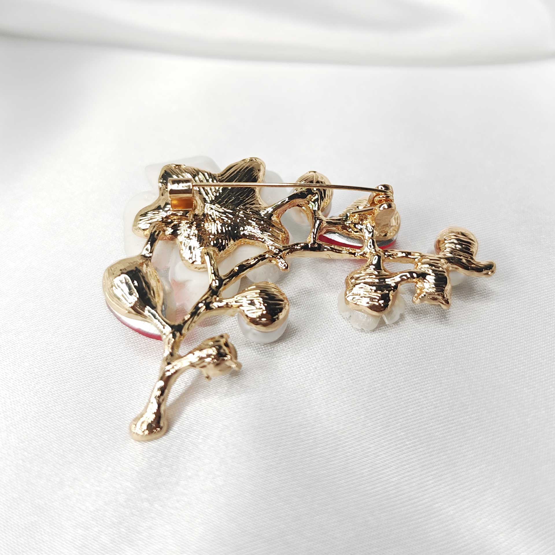 Photo 7 Verso de la Broche fleur de cerisier Sakura sur une branche dorée ornée de perles et cristaux rouges