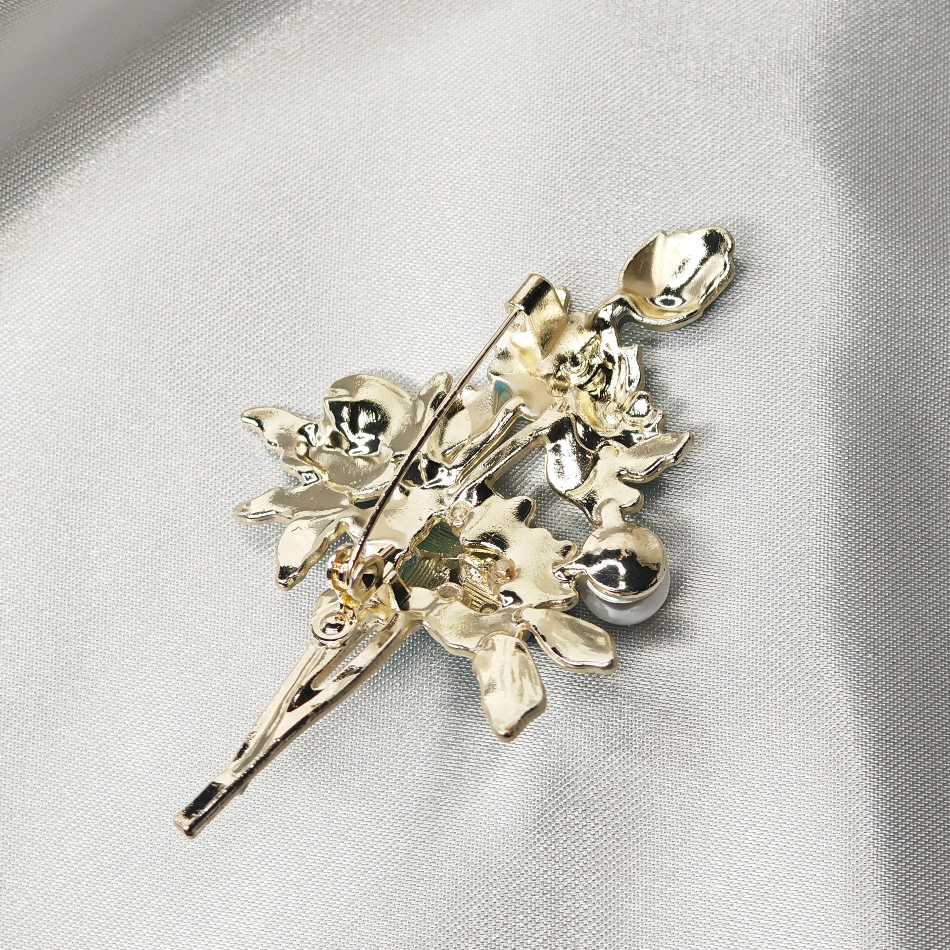 Dos de broche pivoine bleue dorée avec épingle de fixation, bijou floral élégant