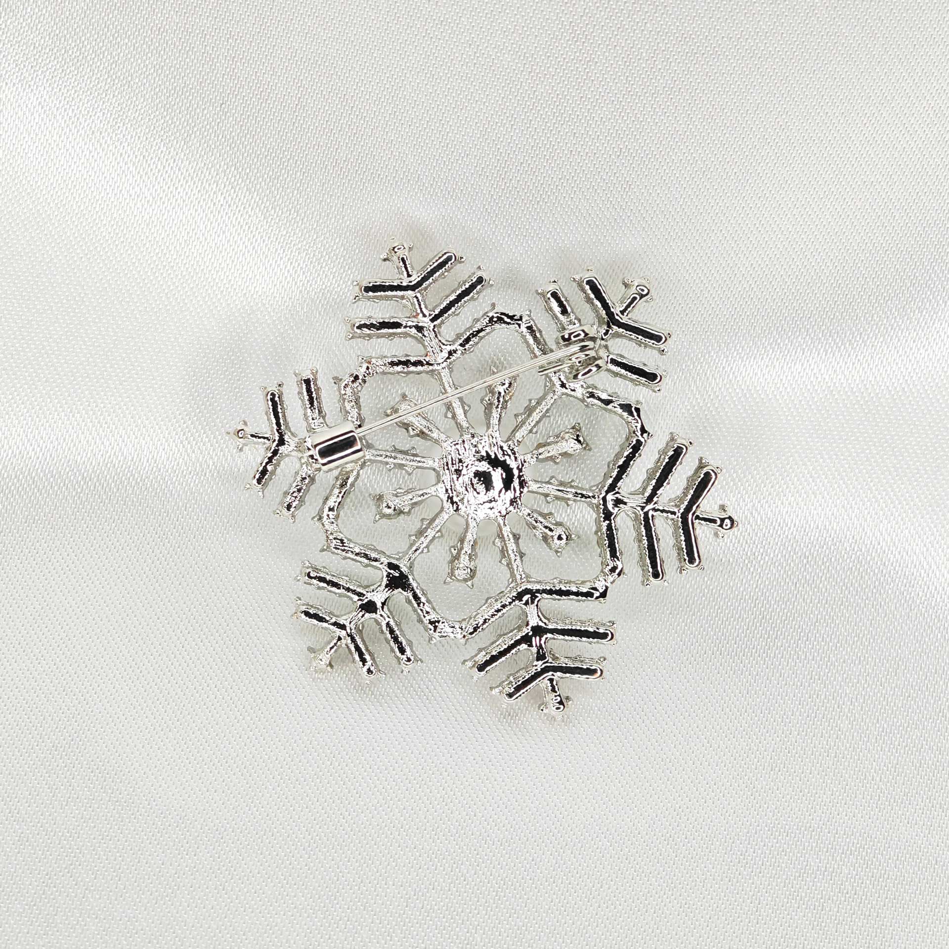 Broche flocon de neige en strass argenté avec perle centrale