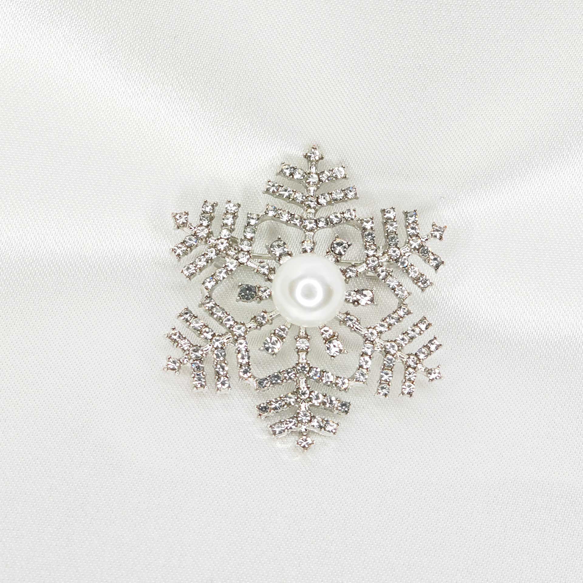 Broche flocon de neige en strass argenté avec perle centrale