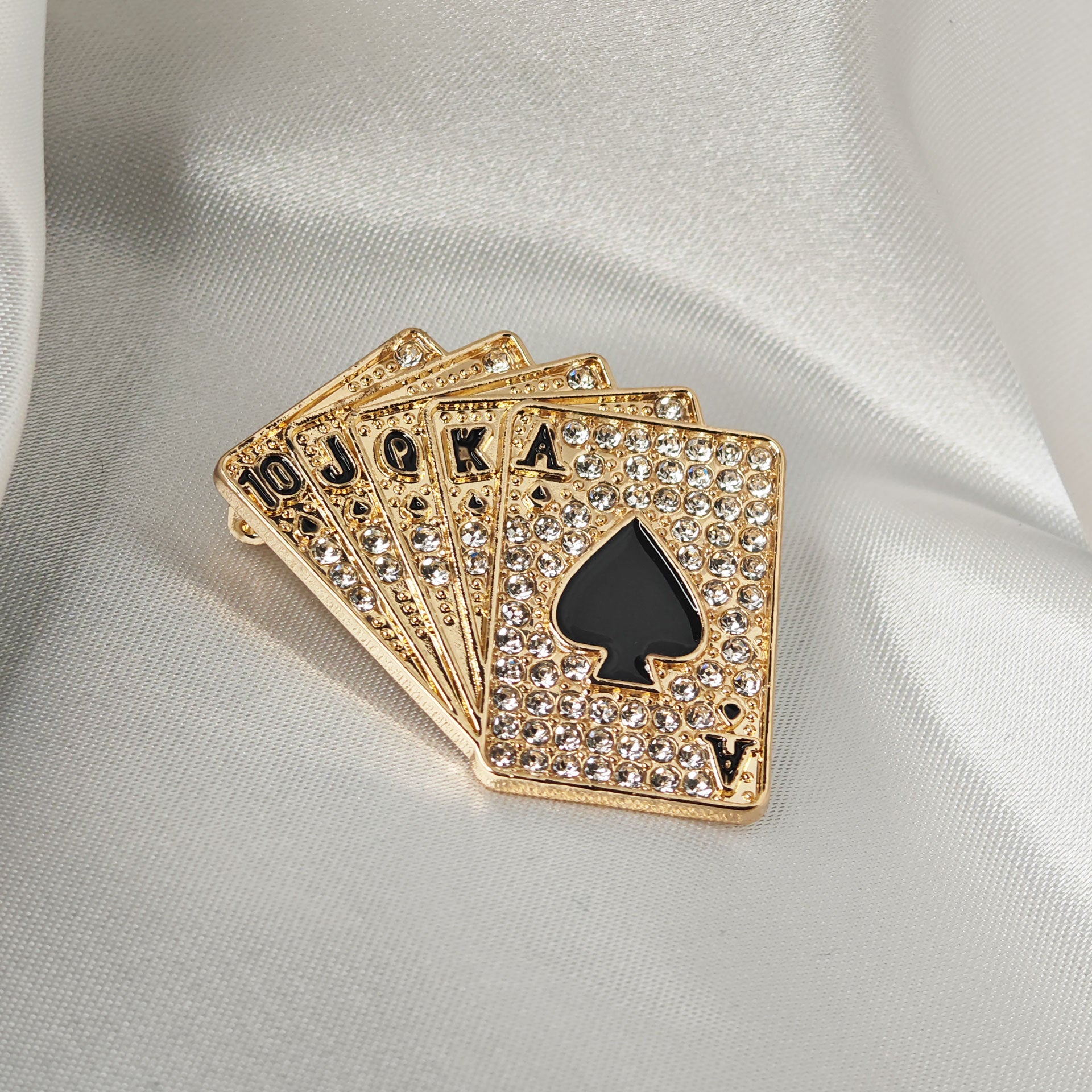 Broche jeu de cartes poker dorée en strass représentant une quinte flush royale pique