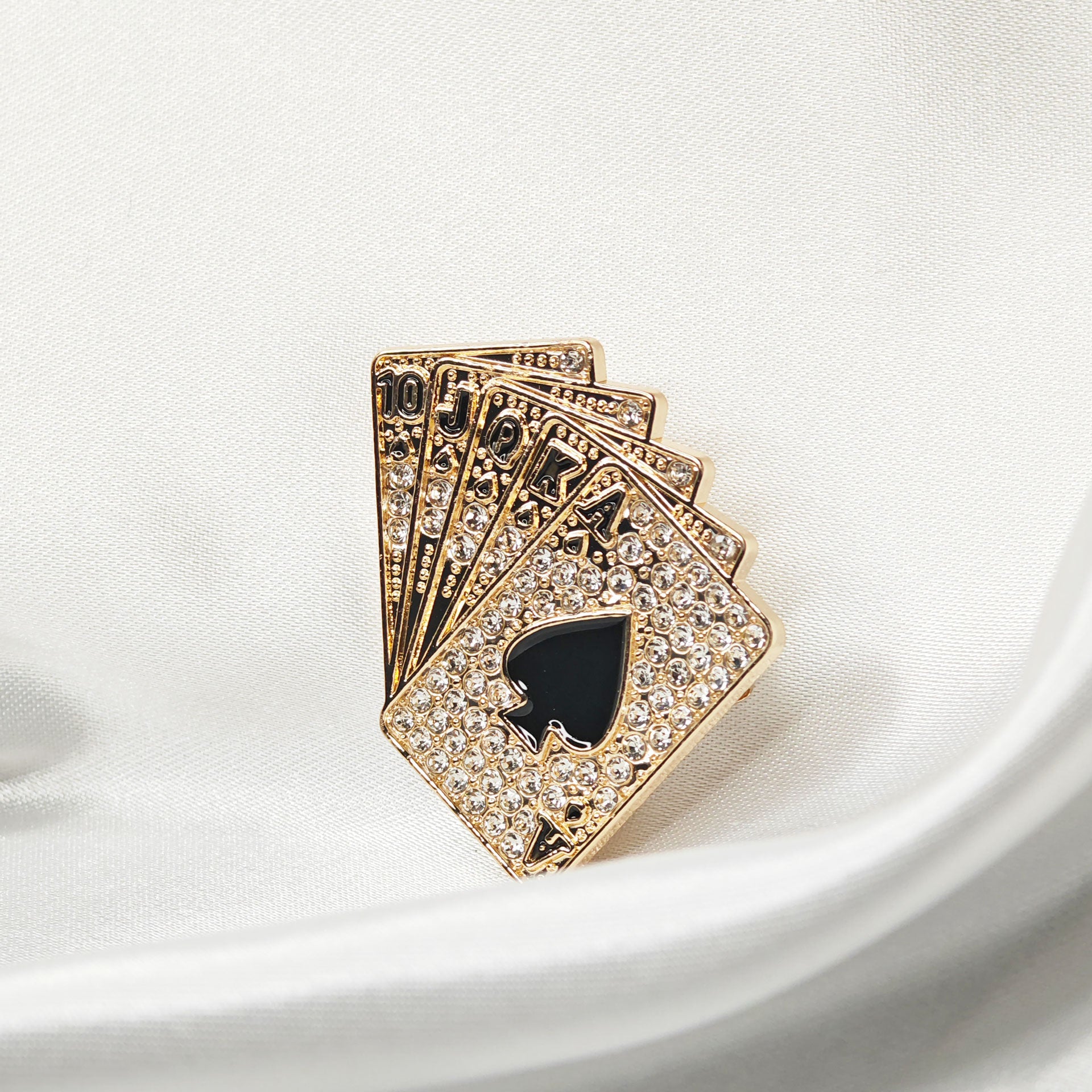Broche poker dorée avec cartes Royal Flush et strass, as de pique