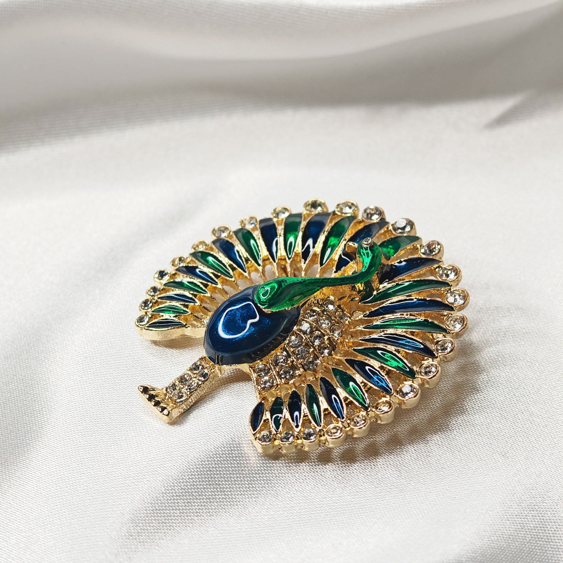 Broche paon élégante dorée bleu vert avec strass vue en perspective