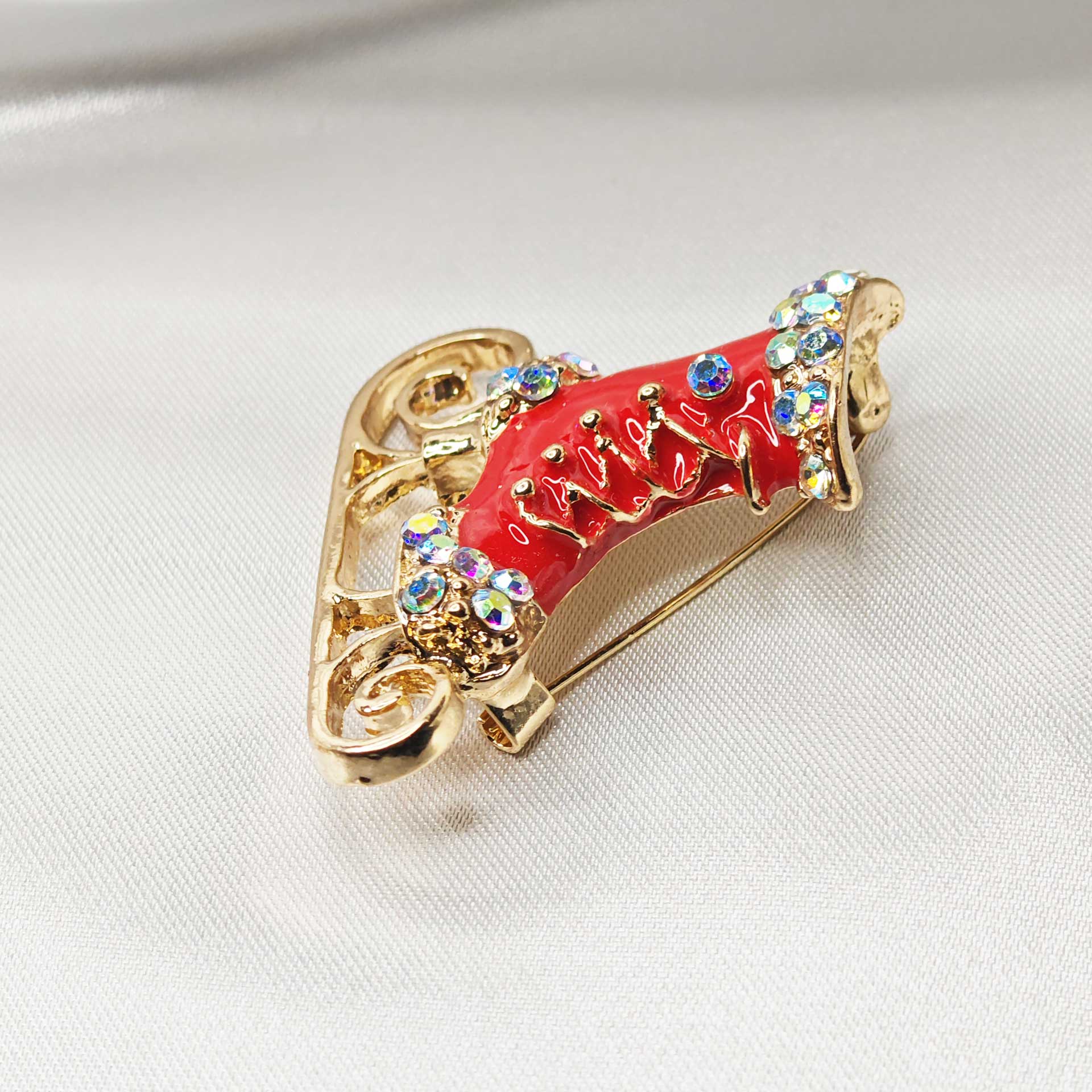 vue zoom de l'avant de la broche patin a glace rouge