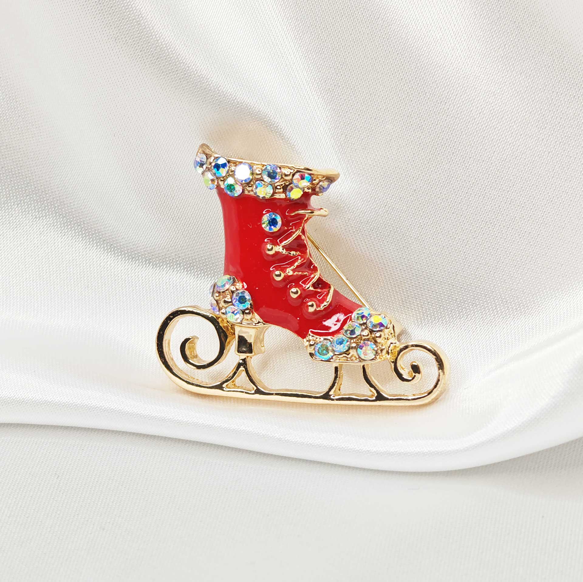Photo vue de face de la broche patin à glace rouge