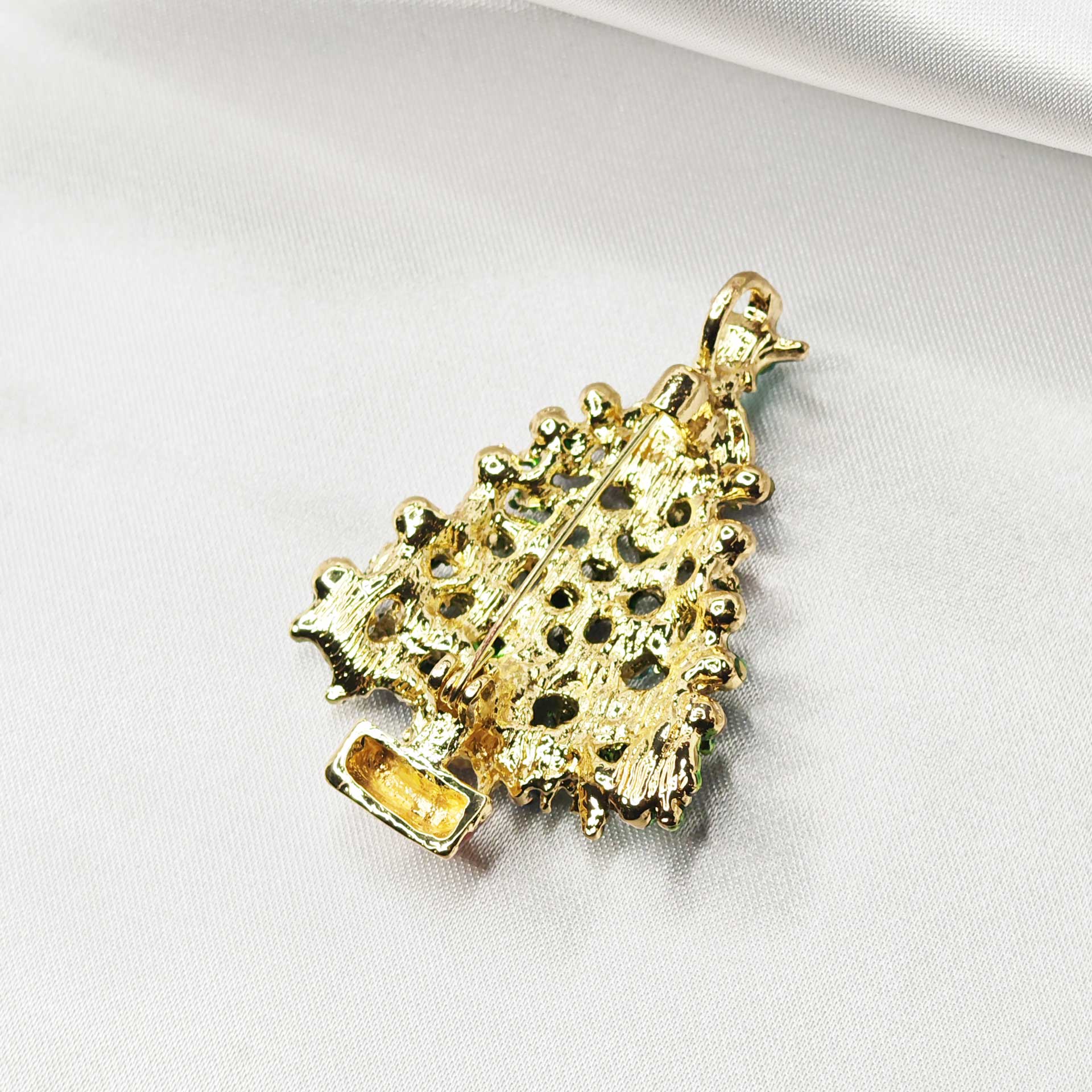 photo vue de dessus du dos de la broche sapin de Noël.