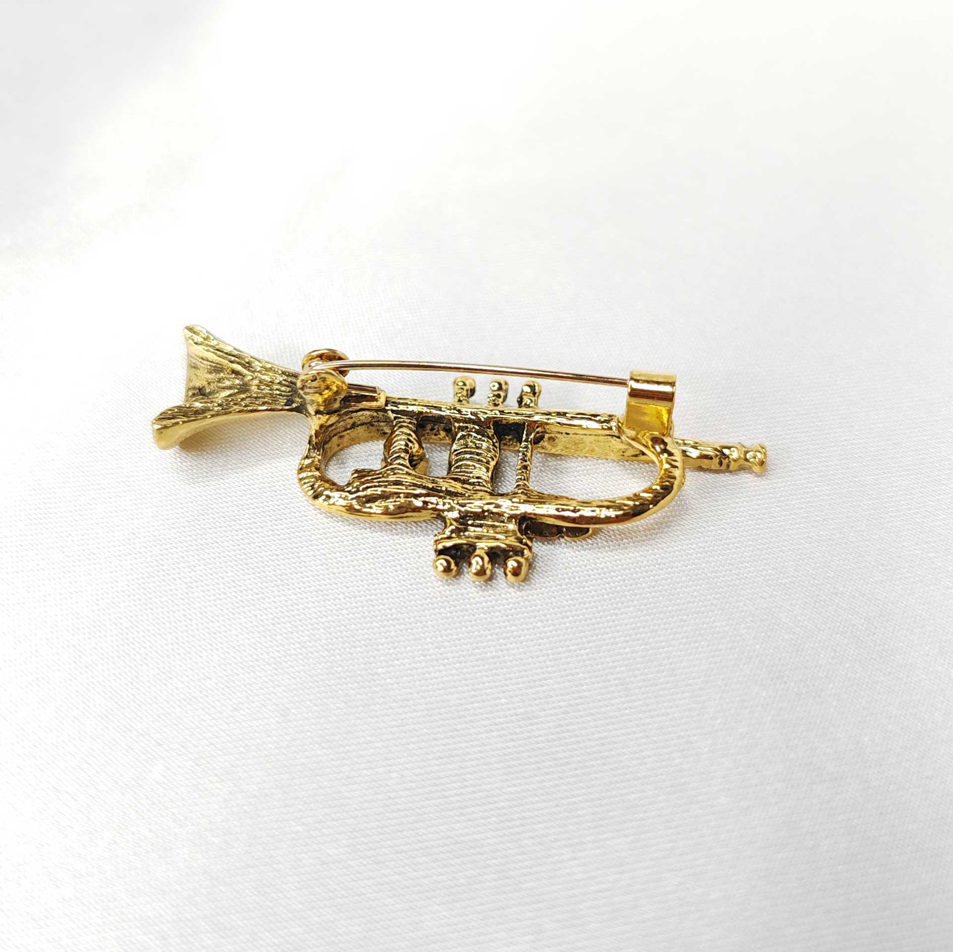 verso de la Broche bijou trompette dorée