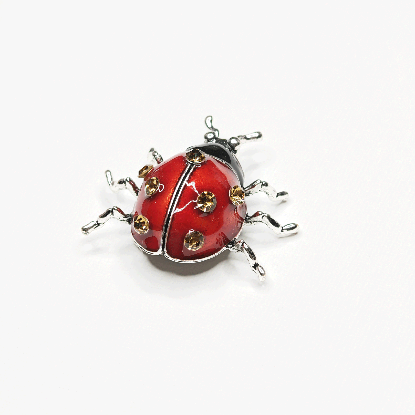 Broche Coccinelle Rouge avec Détails Dorés – Bijou Fantaisie Élégant