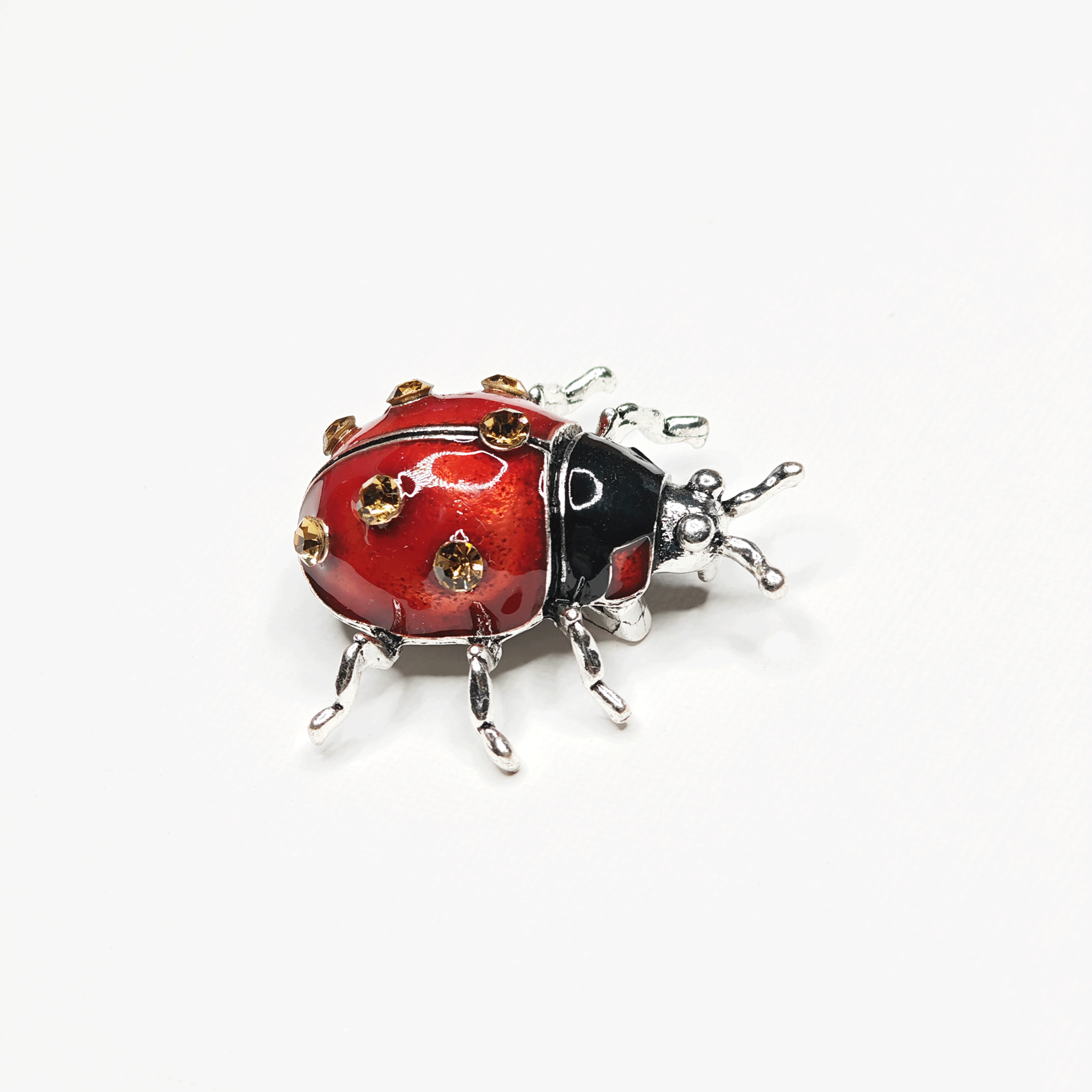 Broche Coccinelle Rouge avec Détails Dorés – Bijou Fantaisie Élégant