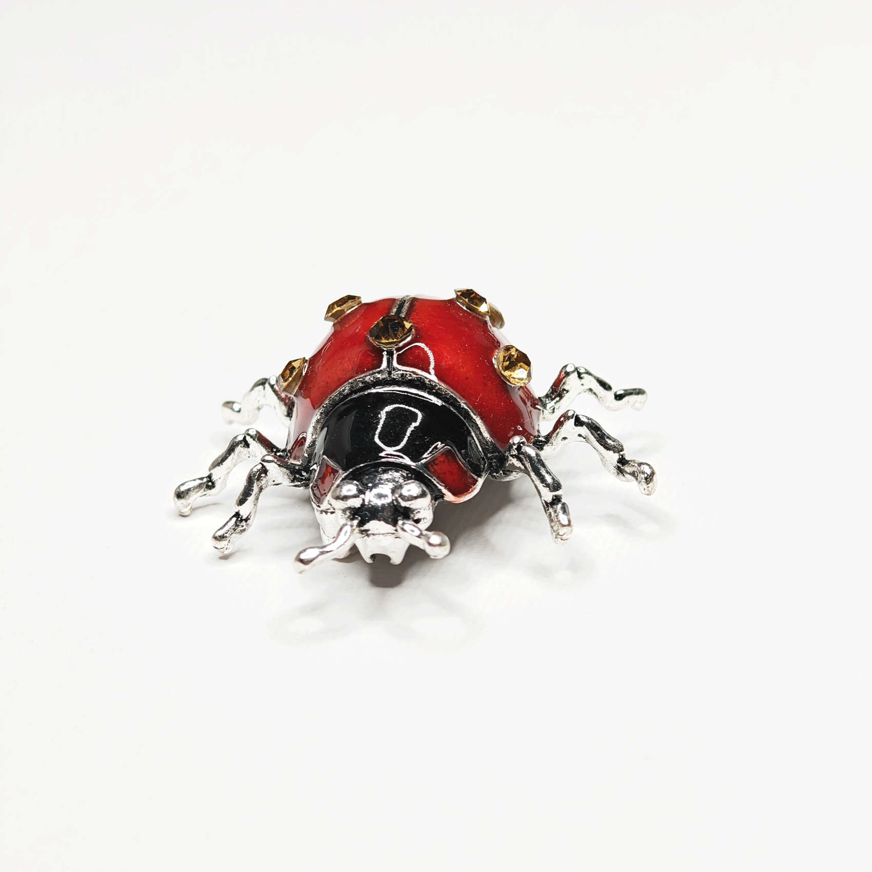 Broche Coccinelle Rouge avec Détails Dorés – Bijou Fantaisie Élégant