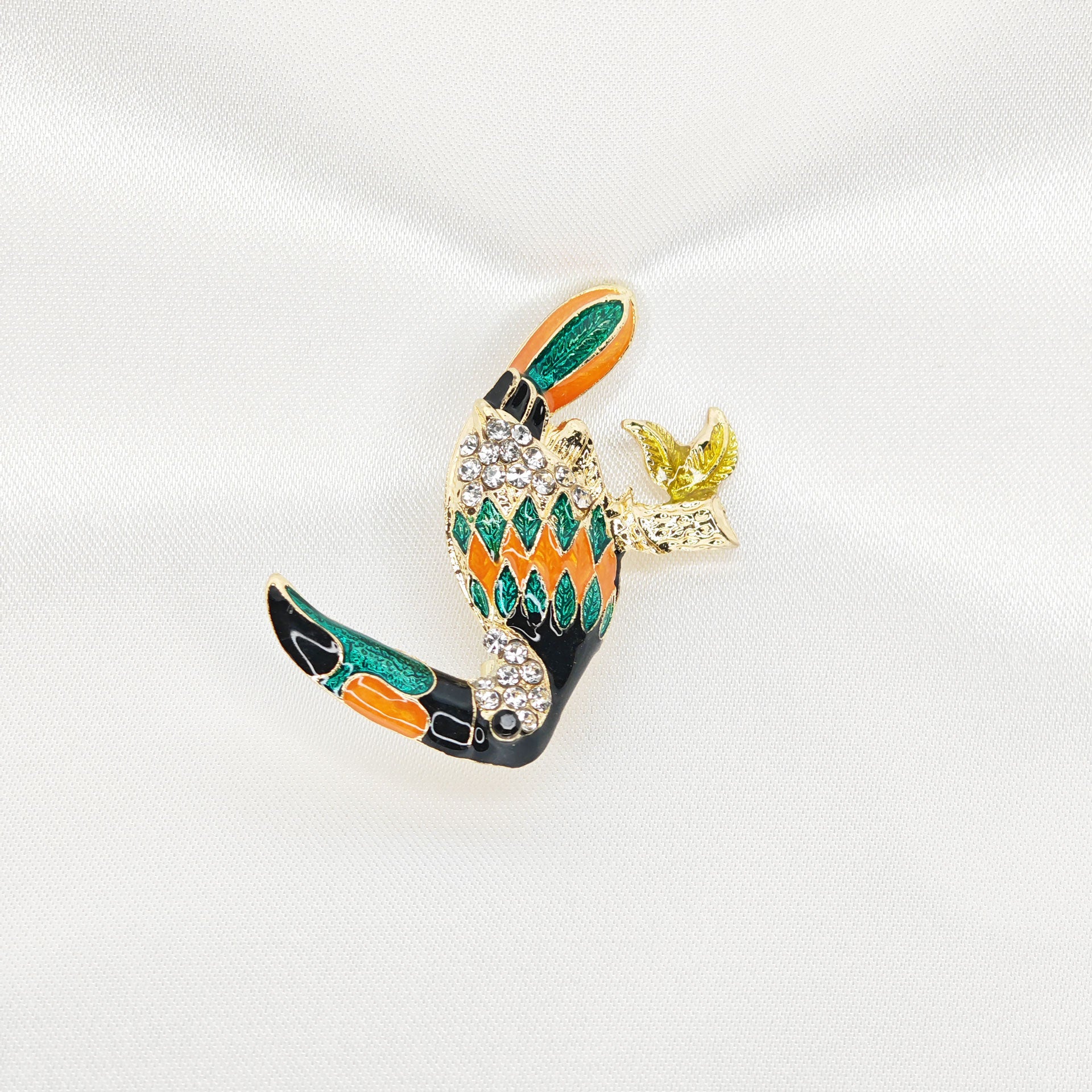 broche dorée toucan émaillé et strass sur branche 