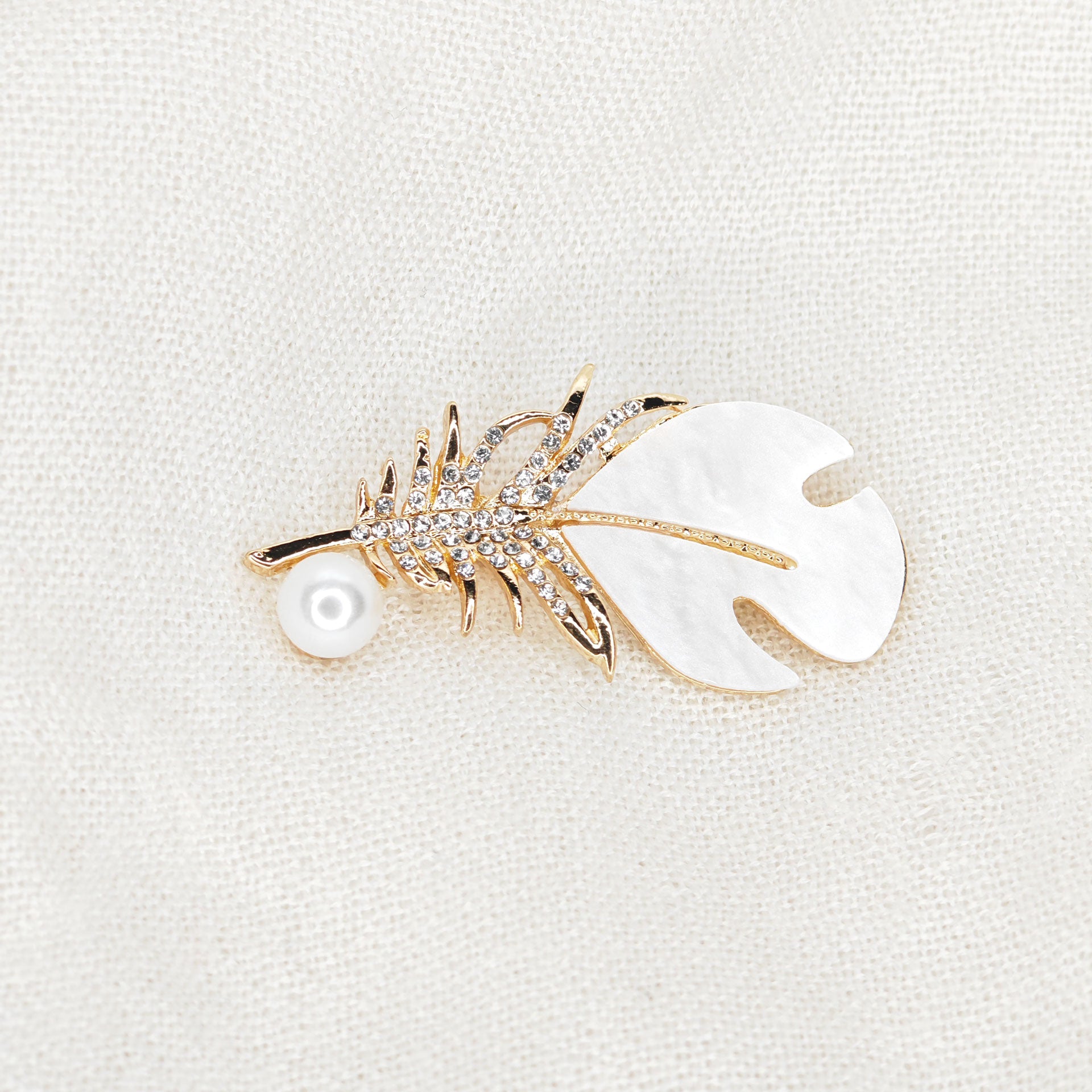 Broche dorée plume blanche et perle