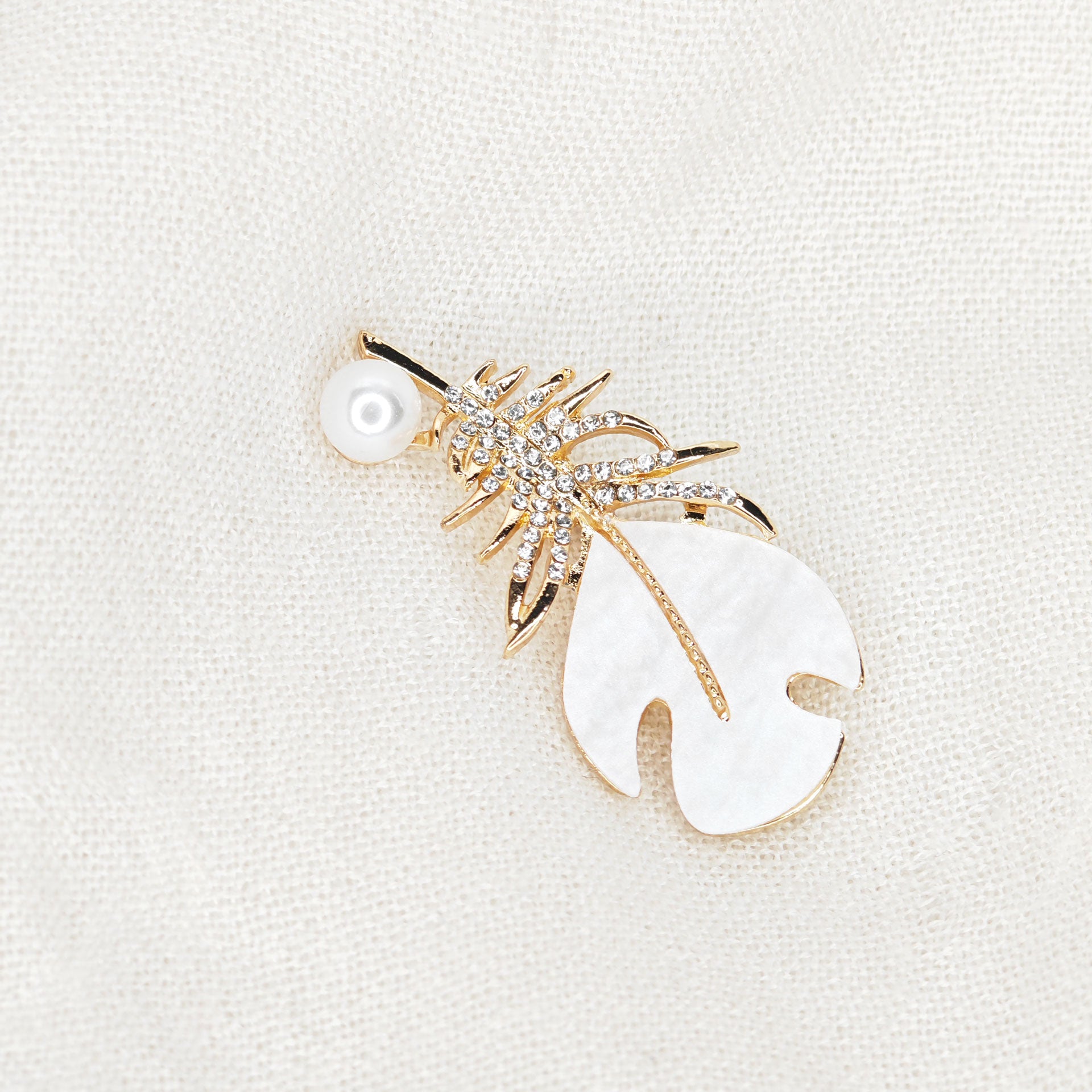 Broche dorée plume blanche et perle