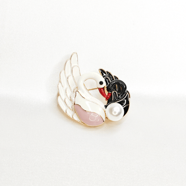 Broche double cygne noir et blanc avec perle