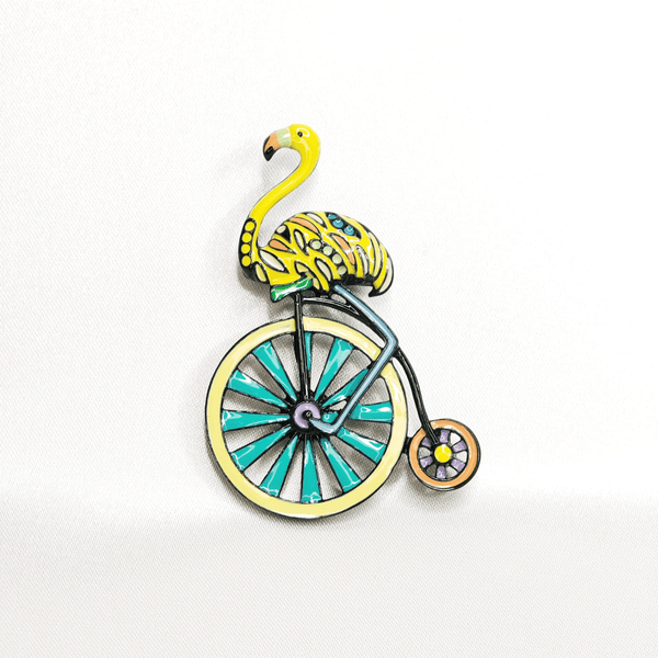 Broche flamant jaune cycliste