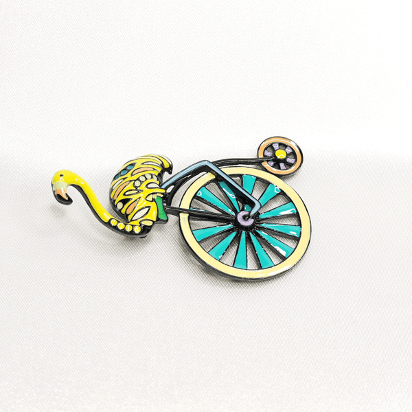 Broche flamant jaune cycliste