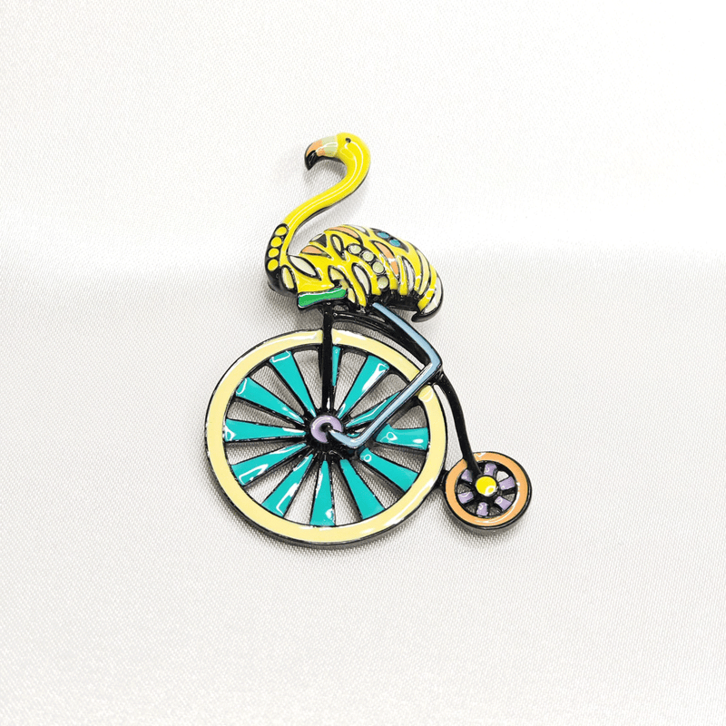 Broche flamant jaune cycliste