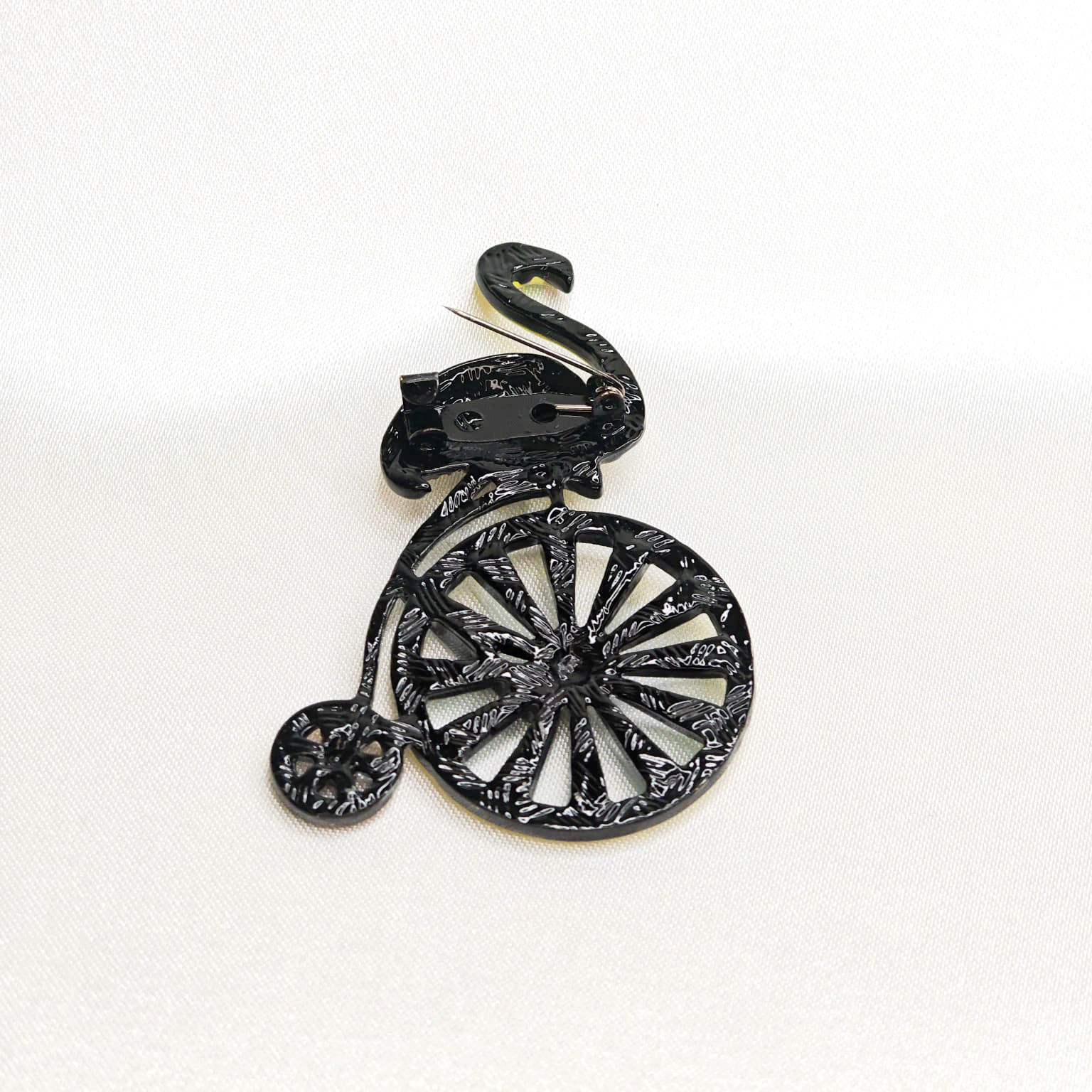 Broche flamant jaune cycliste