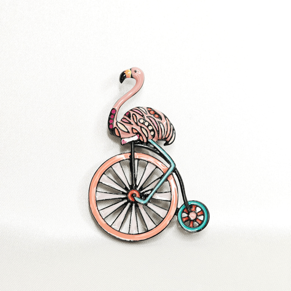 Broche flamant rose vintage à vélo