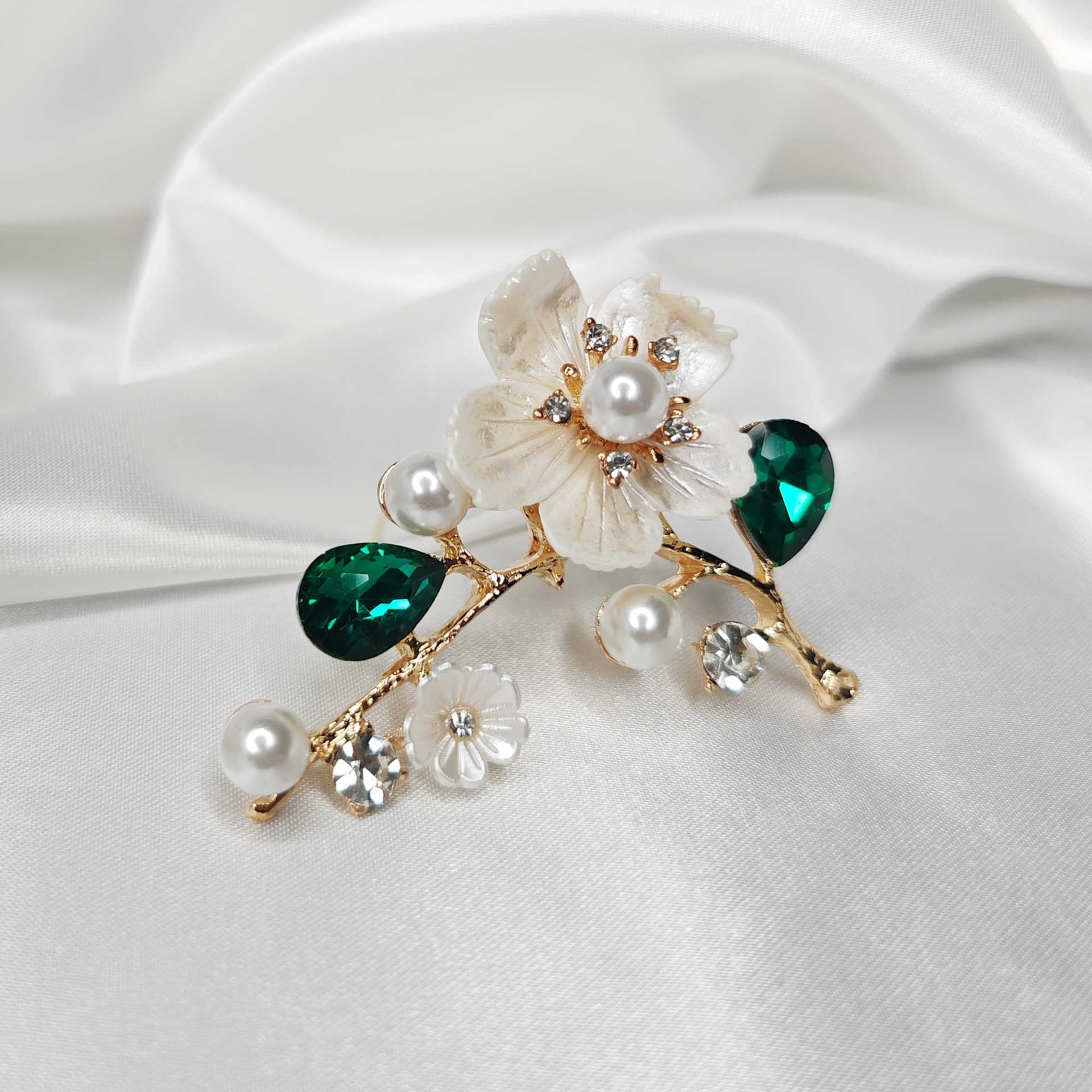 Photo 3 de la Broche fleur de cerisier sakura sur branche ornée de perles et cristaux verts.