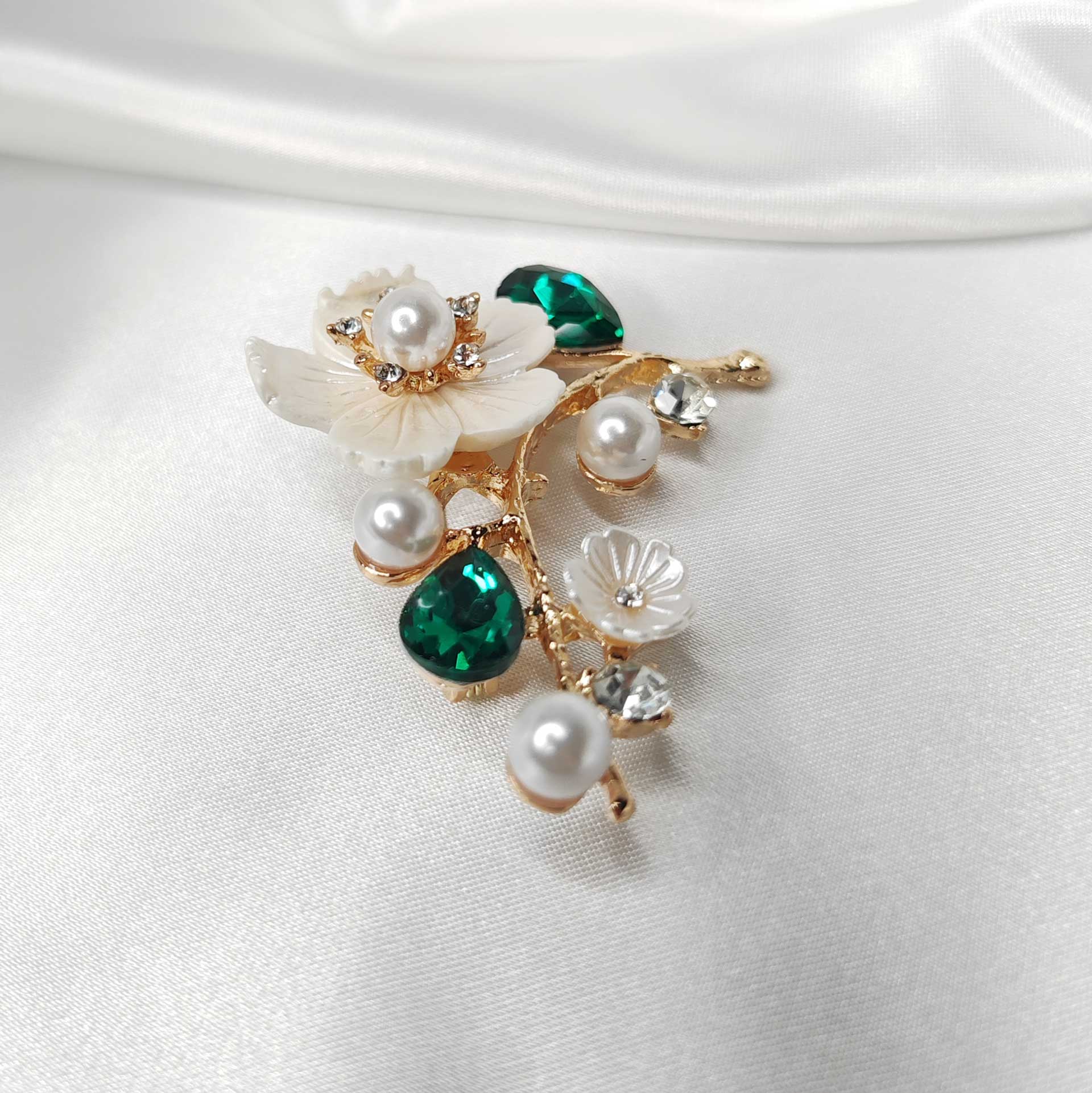 Photo 5 de la Broche fleur de cerisier sakura sur branche ornée de perles et cristaux verts.