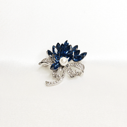 Broche fleur cristal bleu et perle