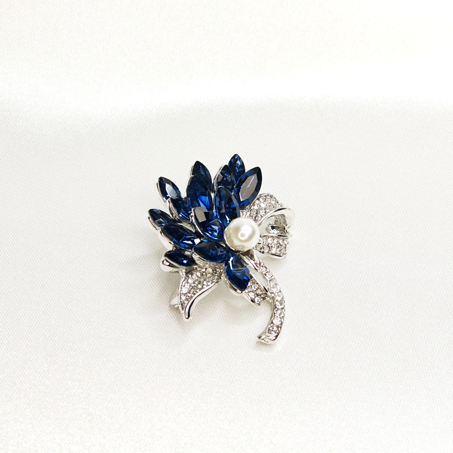 Broche fleur cristal bleu et perle