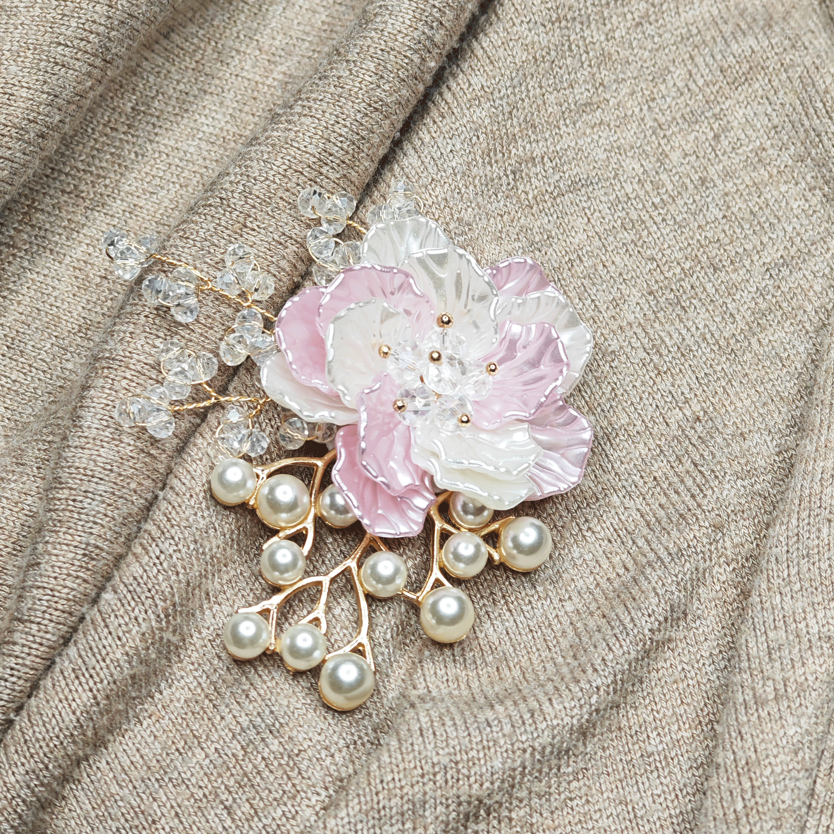 Broche grande fleur rose et blanche perlee