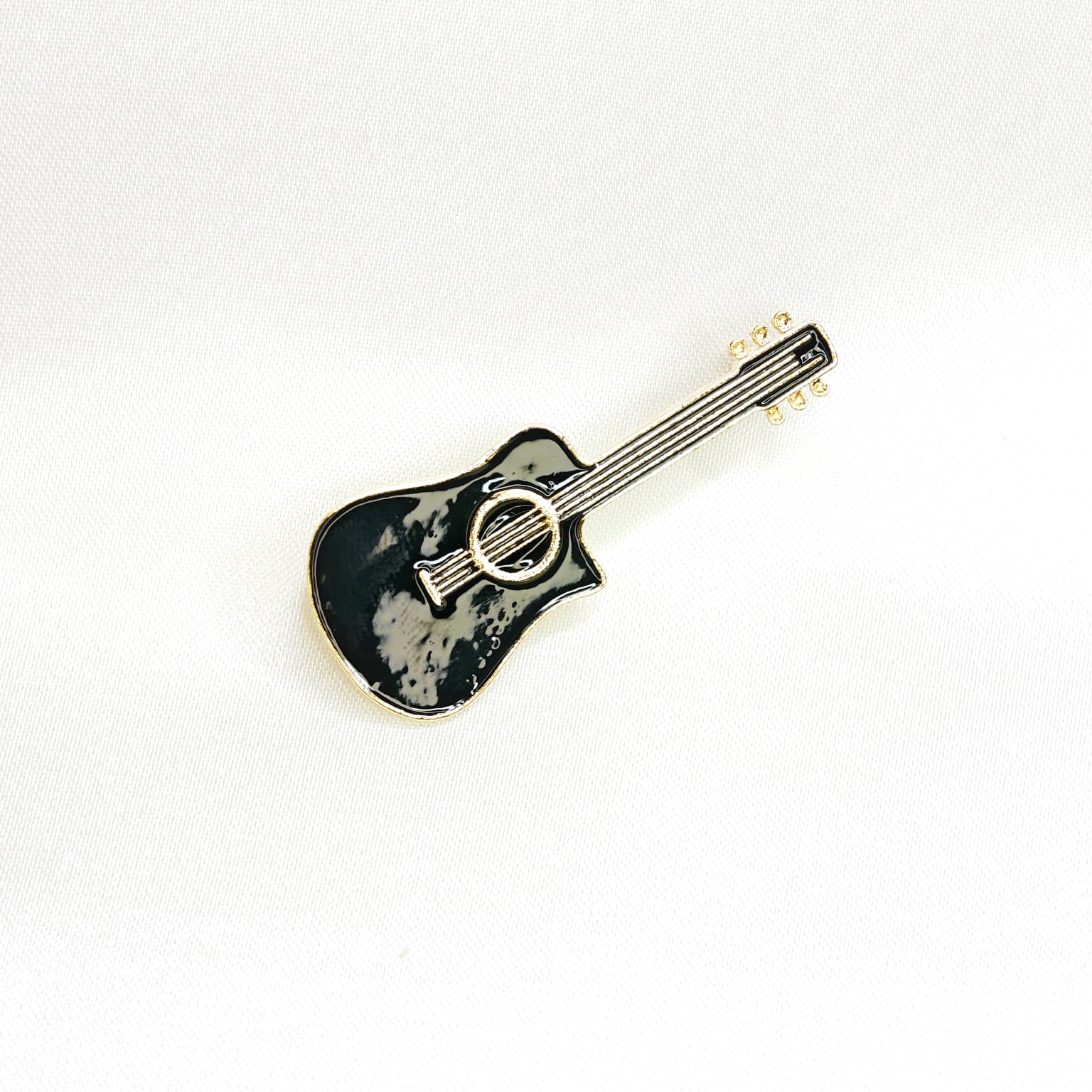 Broche musique guitare classique noire en émail