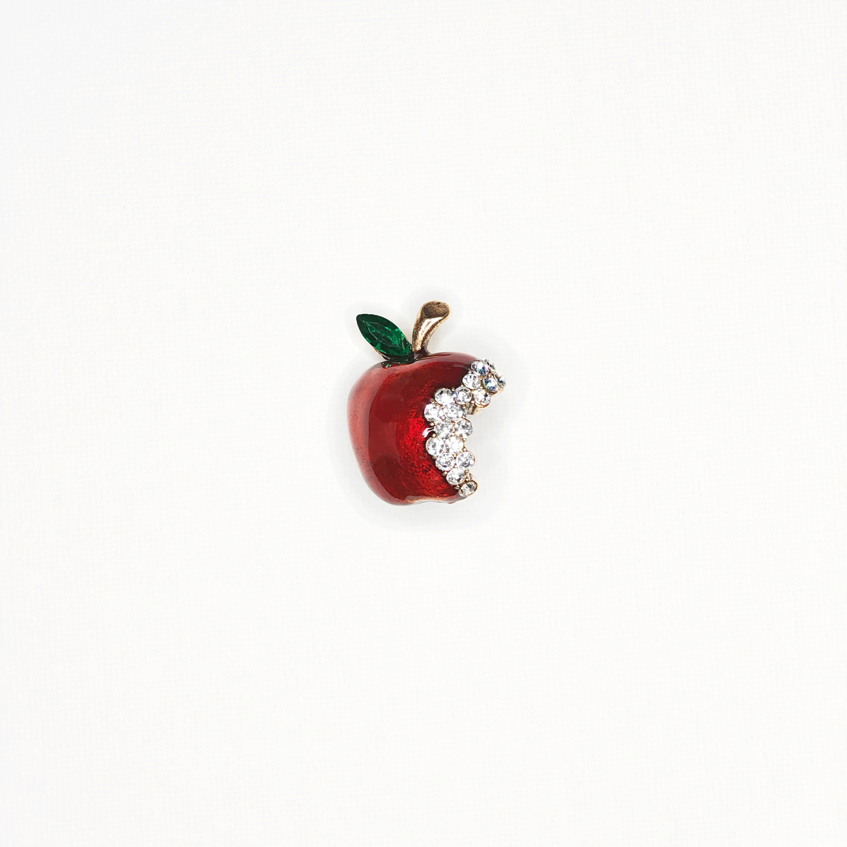 Broche pomme rouge croquee et dimanantee