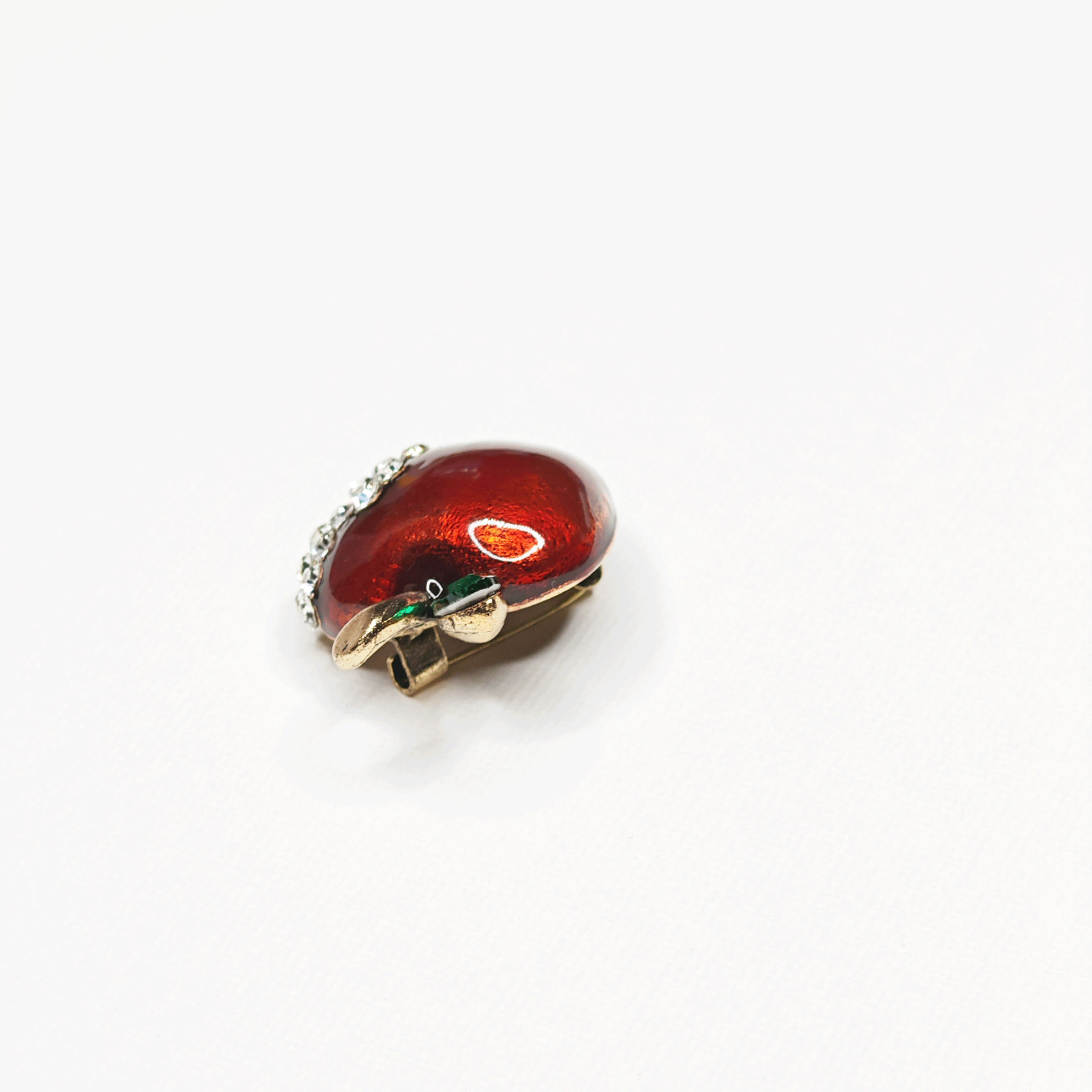 Broche pomme rouge croquee et dimanantee