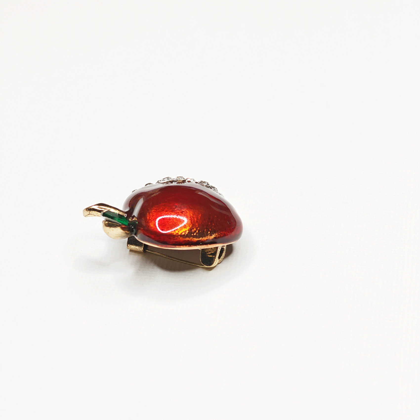 Broche pomme rouge croquee et dimanantee