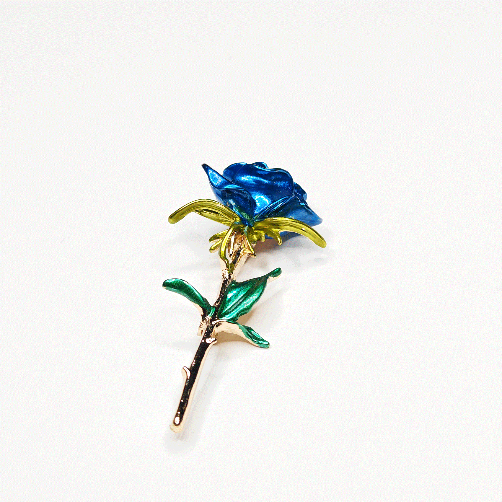 Broche rose bleue