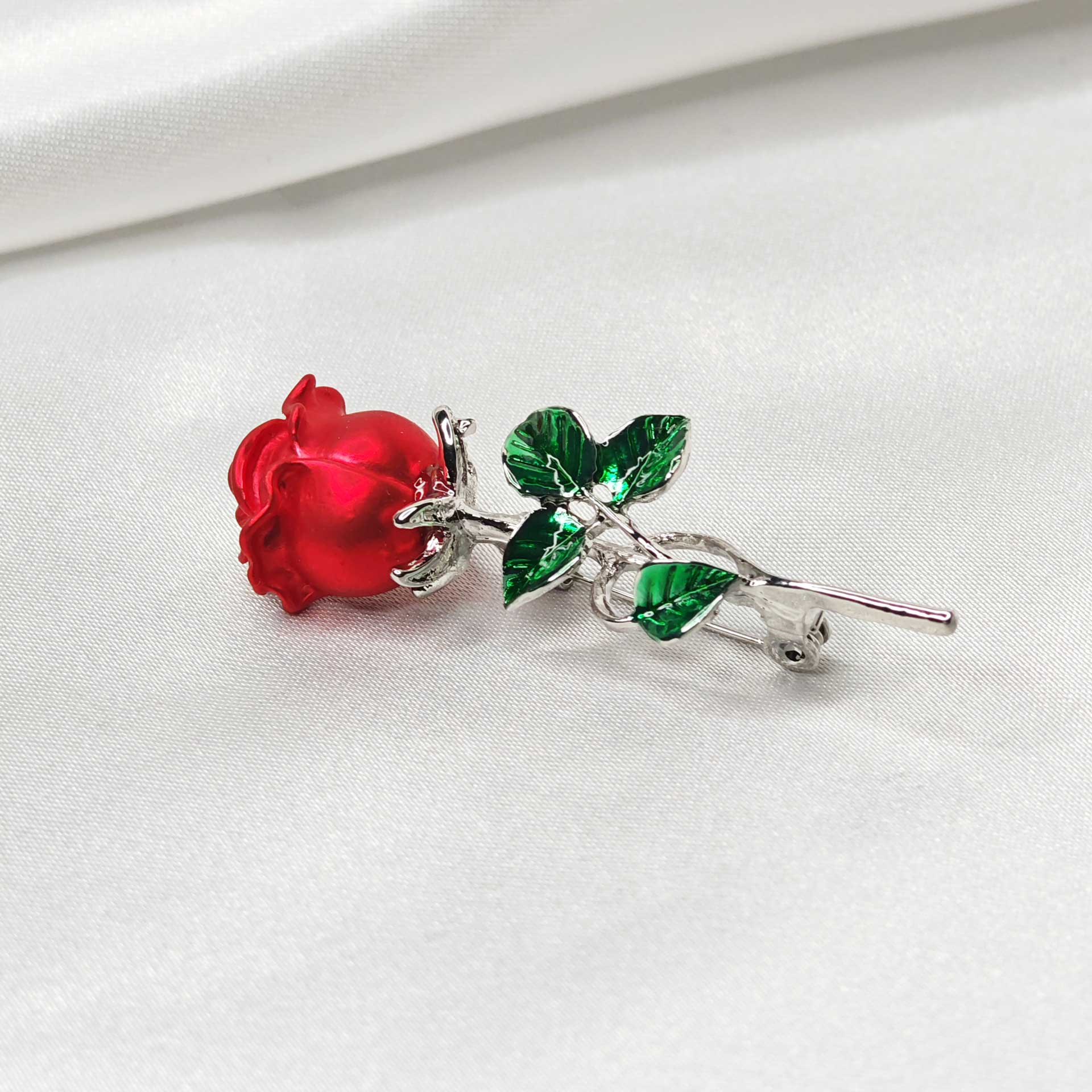 Photo vue de profil de la broche rose rouge