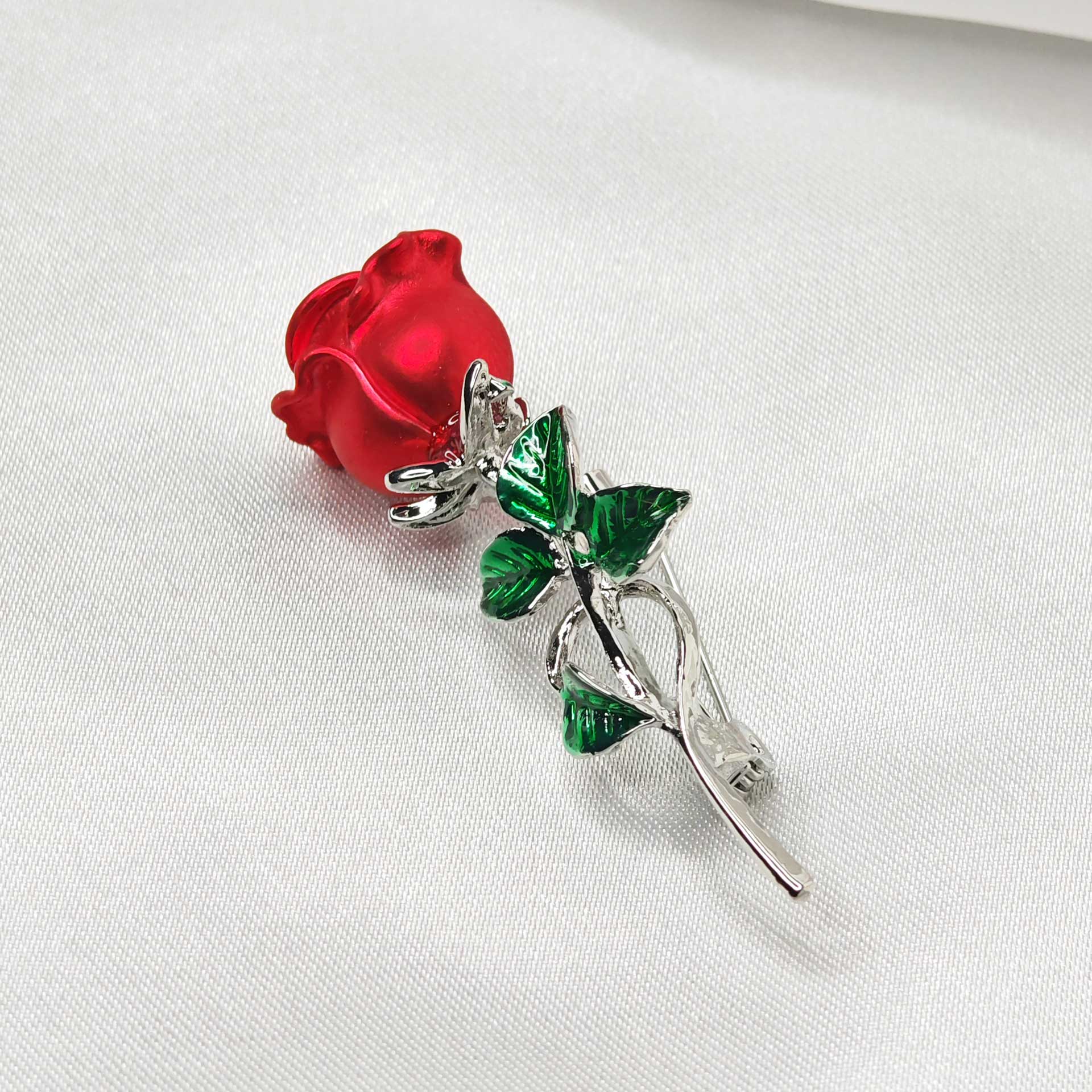 Photo vue de dessus de la broche rose rouge