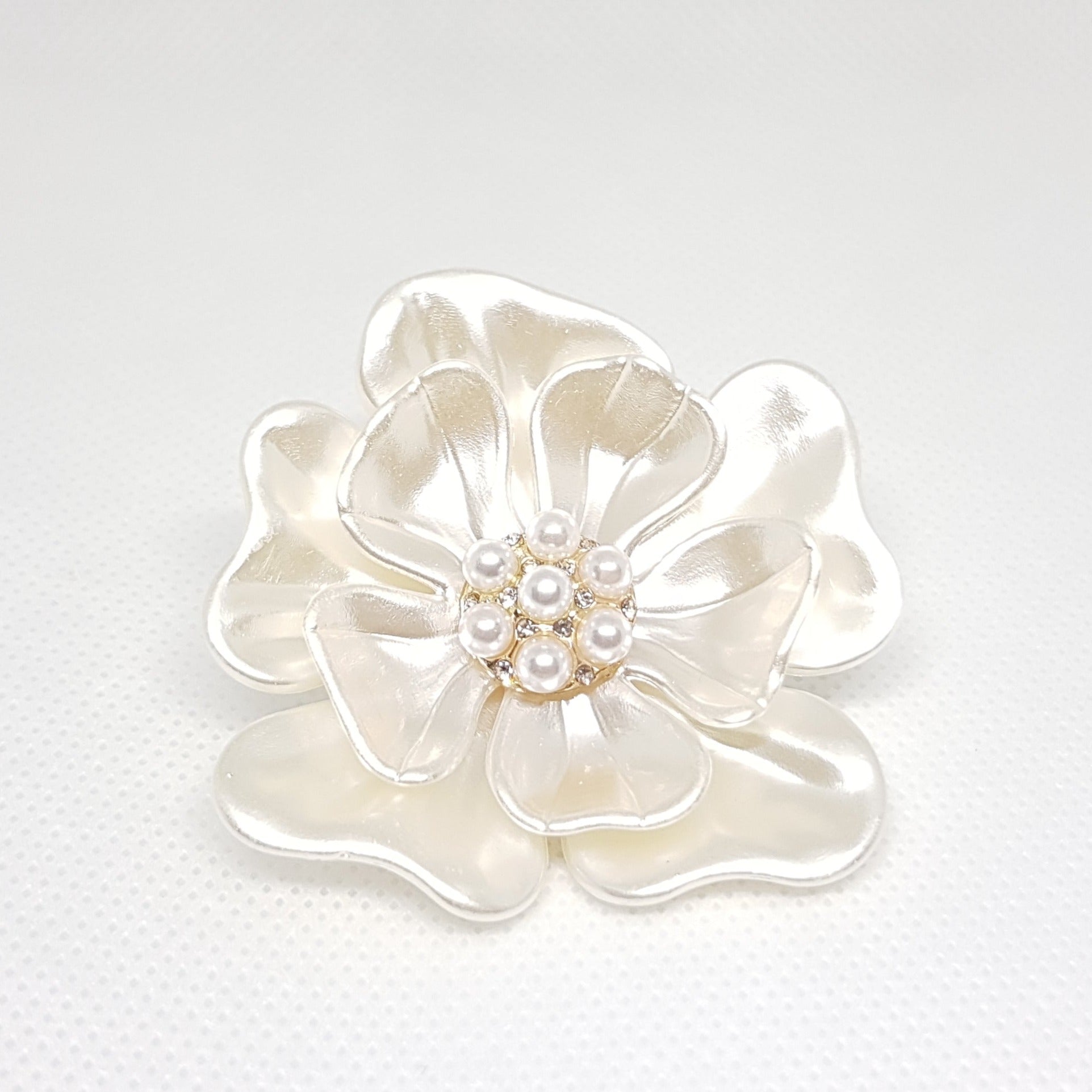 Broche bijou pour femme en forme de fleur blanche avec perle synthétique au centre.