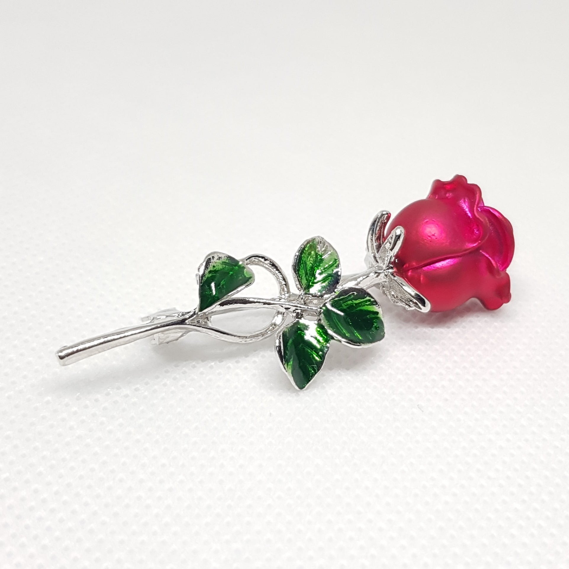 Broche bijou pour femme en forme de rose rouge.