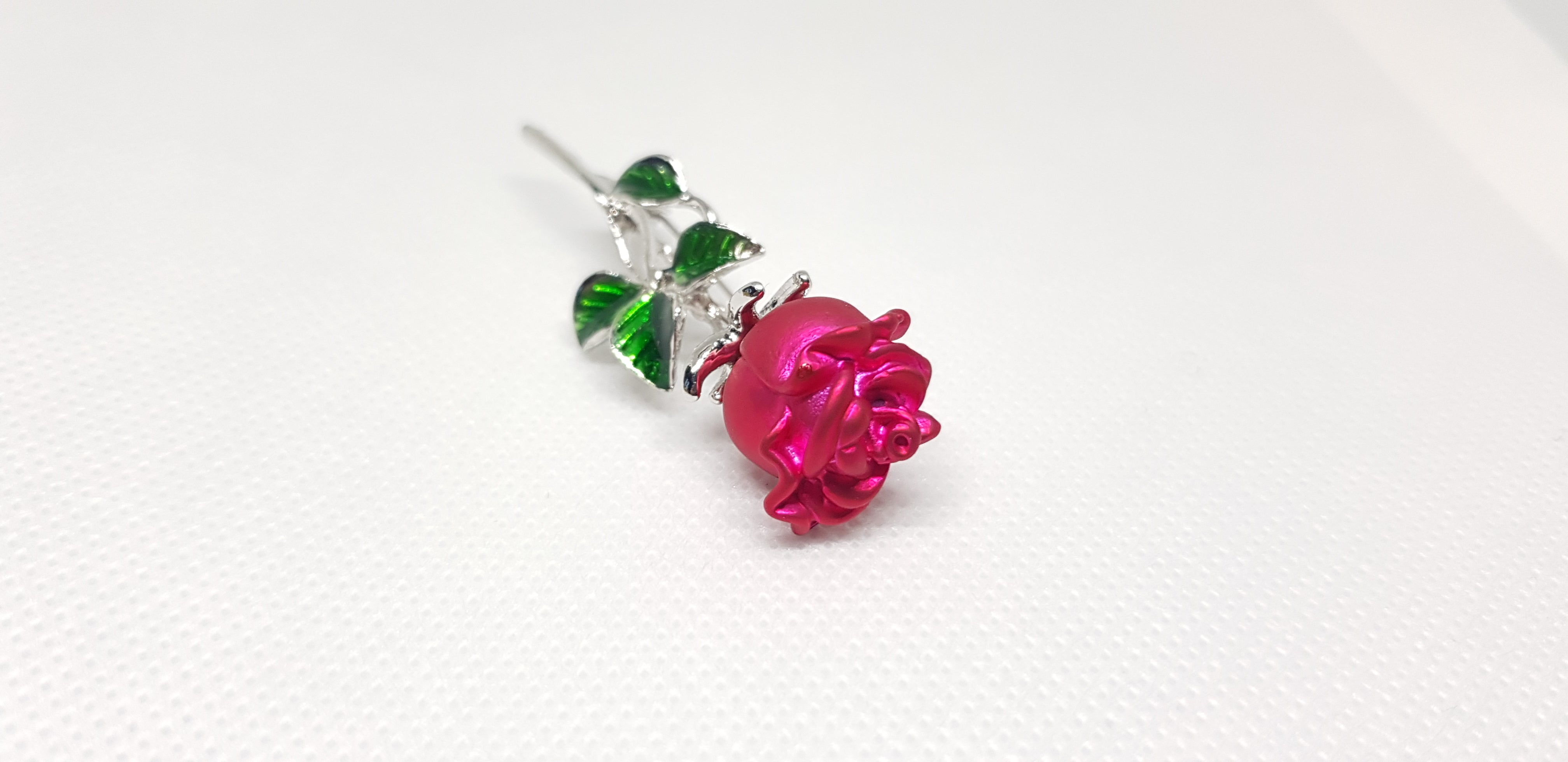 Broche bijou Rose Rouge Petales Vertes