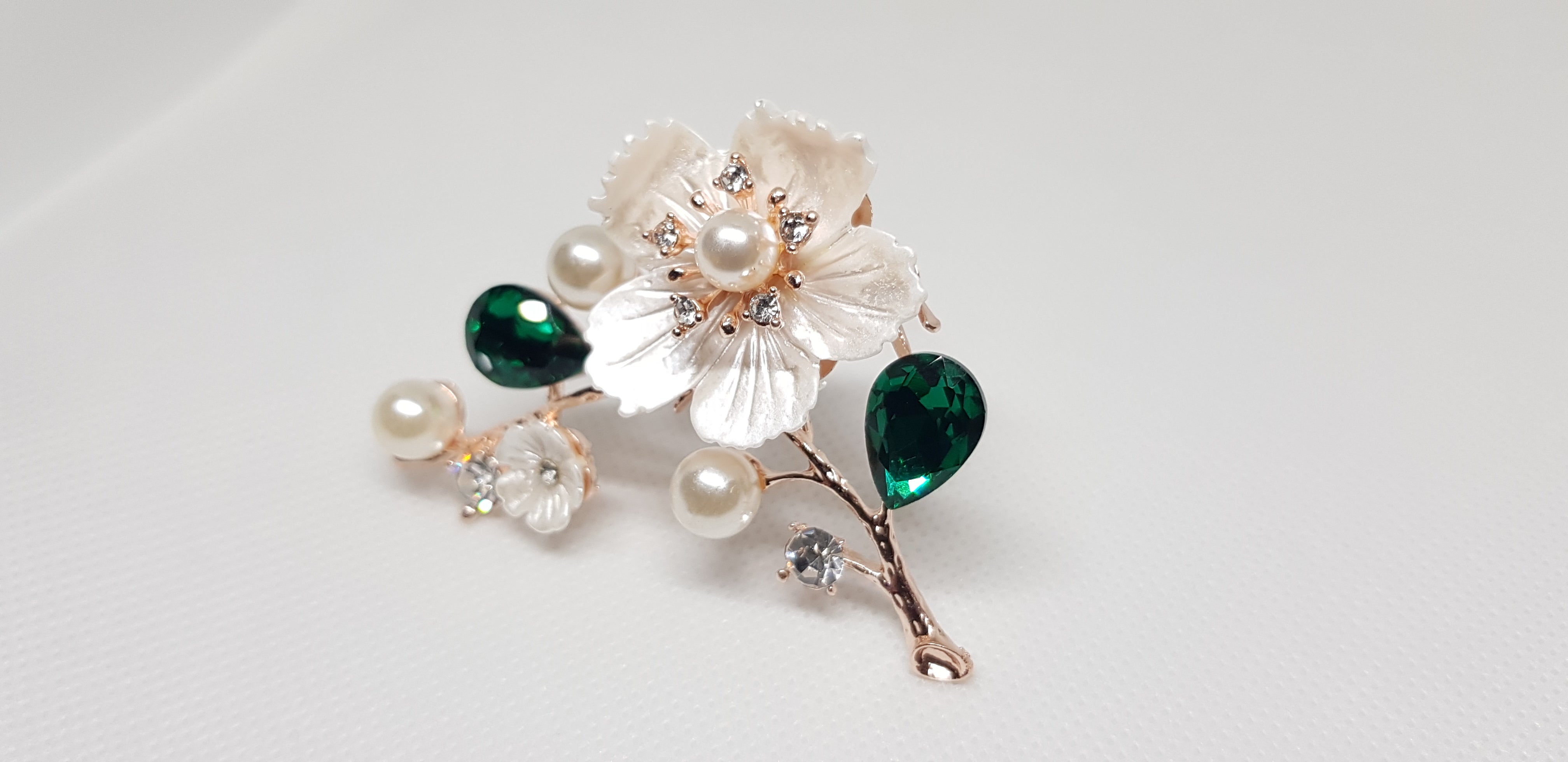 Broche Doree Fleur et Perles sur Branche Cristal Vert