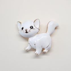 Broche chaton, bijou de vêtement pour femme en forme de petit chat de couleur blanche.