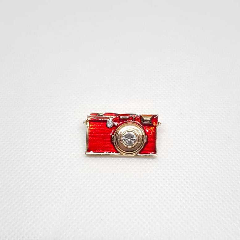 Broche appareil photo numérique couleur rouge, dorée et strass.