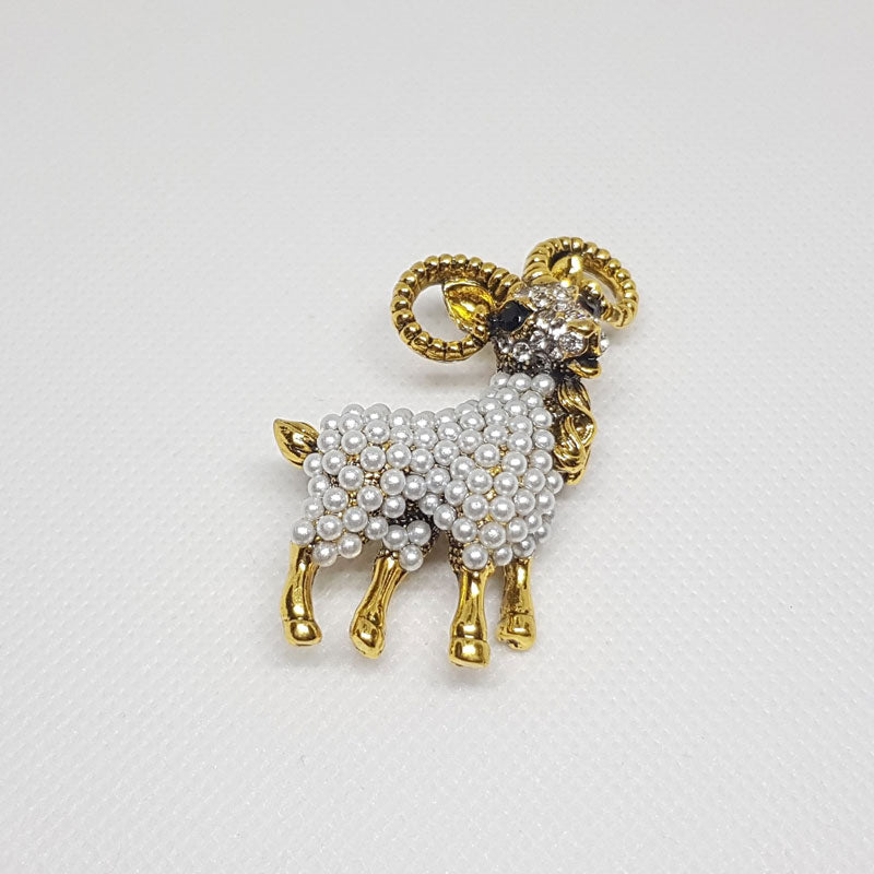 Broche Bélier et perles.