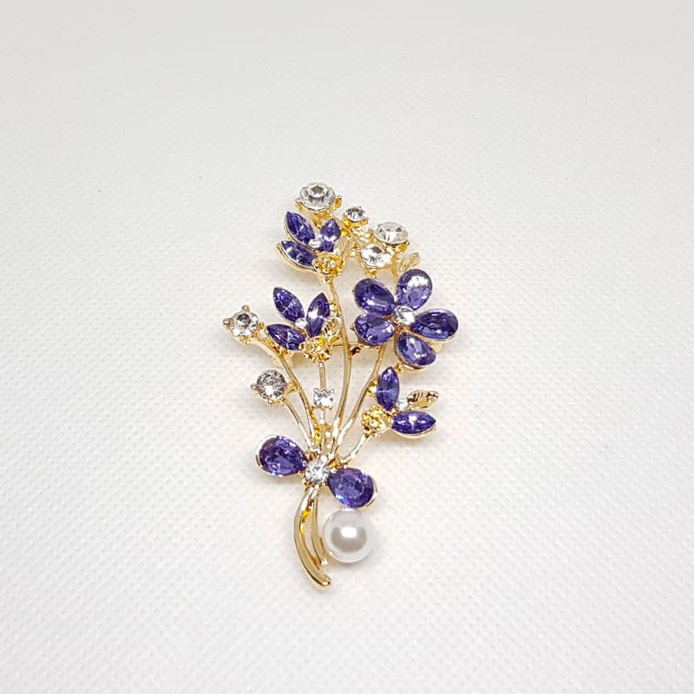 Broche bouquet de fleur violette doree avec perle et strass.