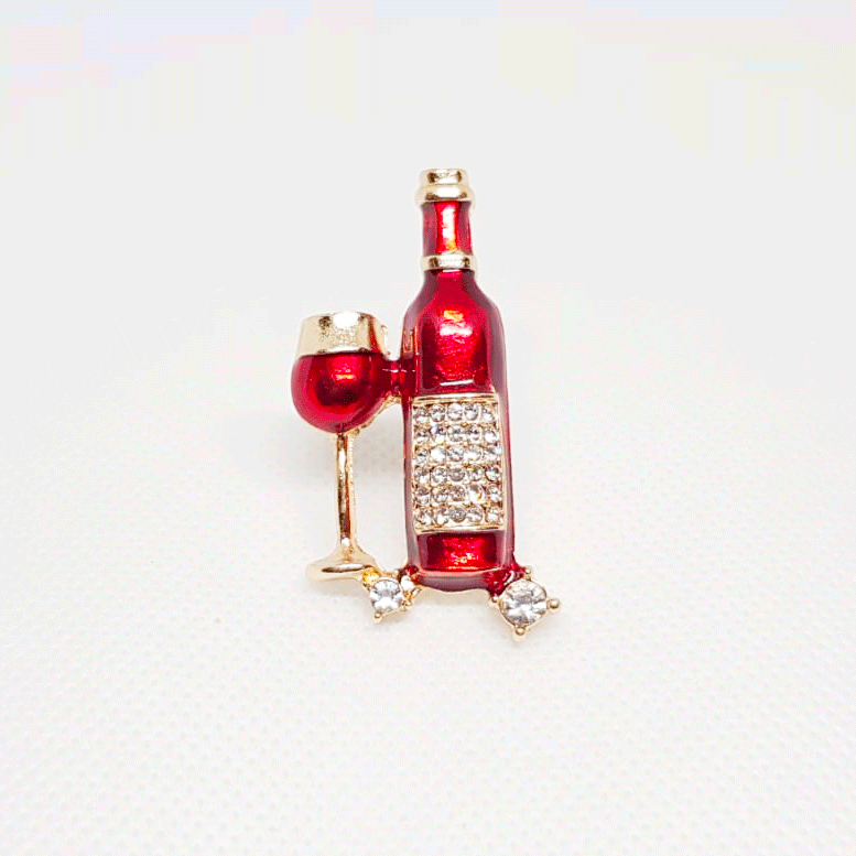 Broche bouteille de vin rouge avec verre doree et strass.