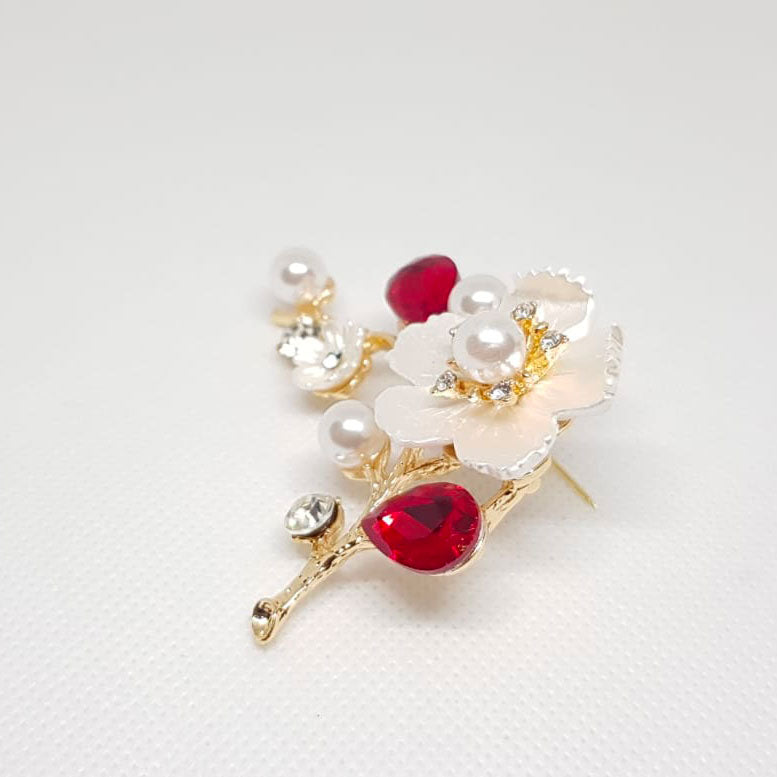 Broche Doree Mariage Fleur Blanche sur Branche Perles Cristal Rouge