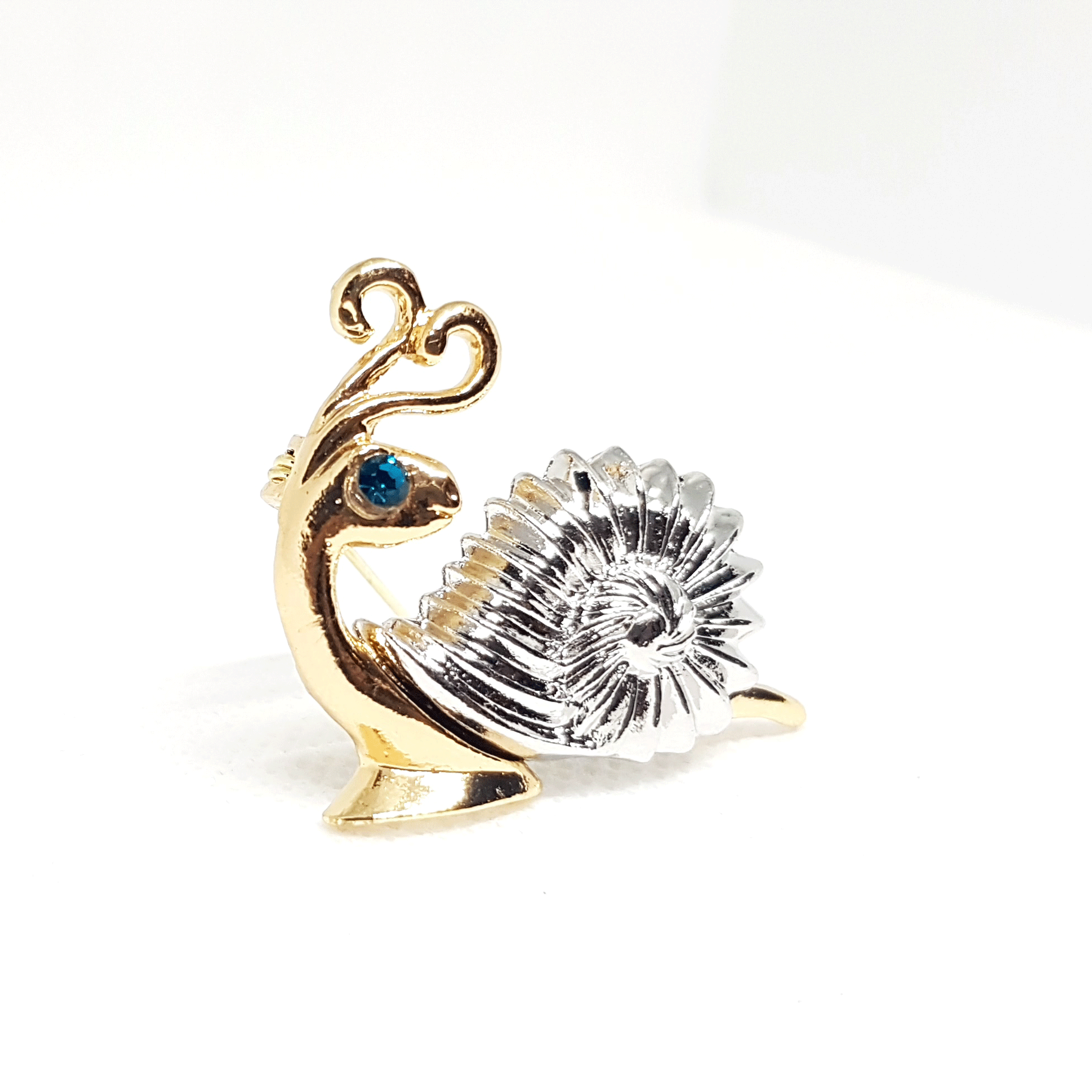 Broche bijou pour femme argentée dorée escargot