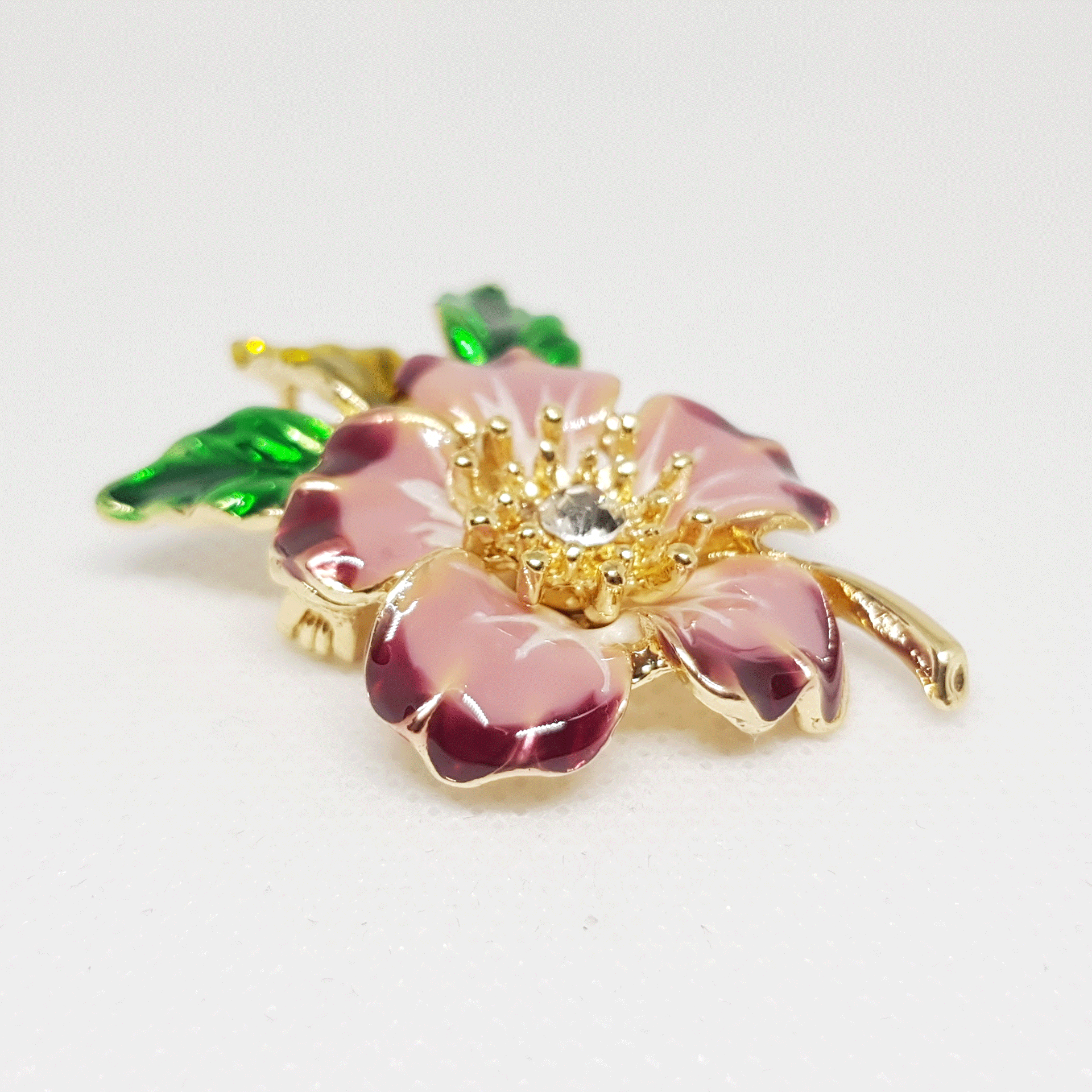 Broche dorée pour femme, fleur violet rosée pétales vertes, strass