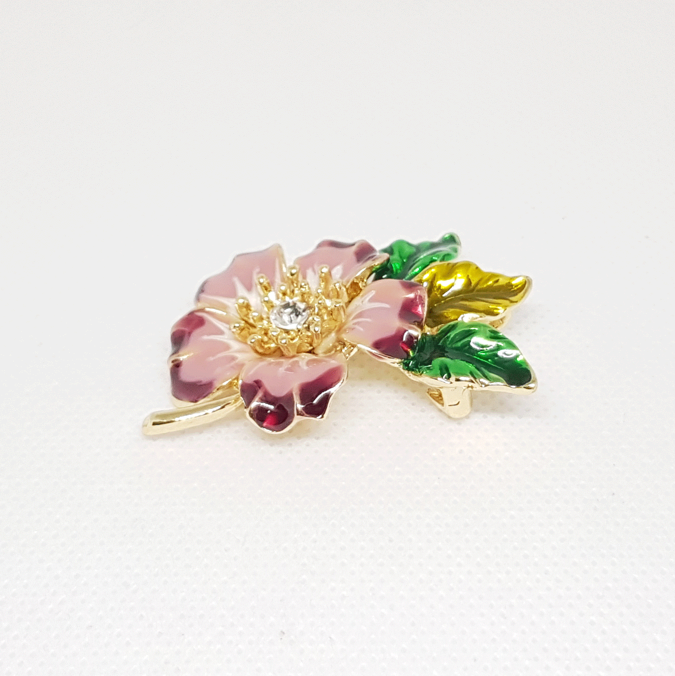 Broche dorée pour femme, fleur violet rosée pétales vertes, strass