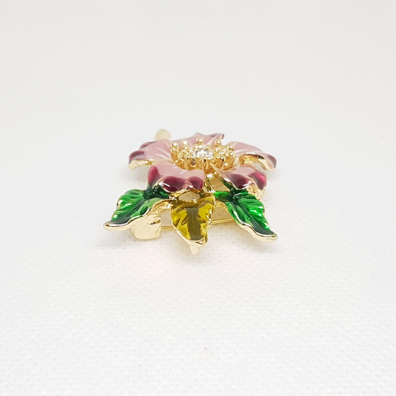 Broche dorée pour femme, fleur violet rosée pétales vertes, strass